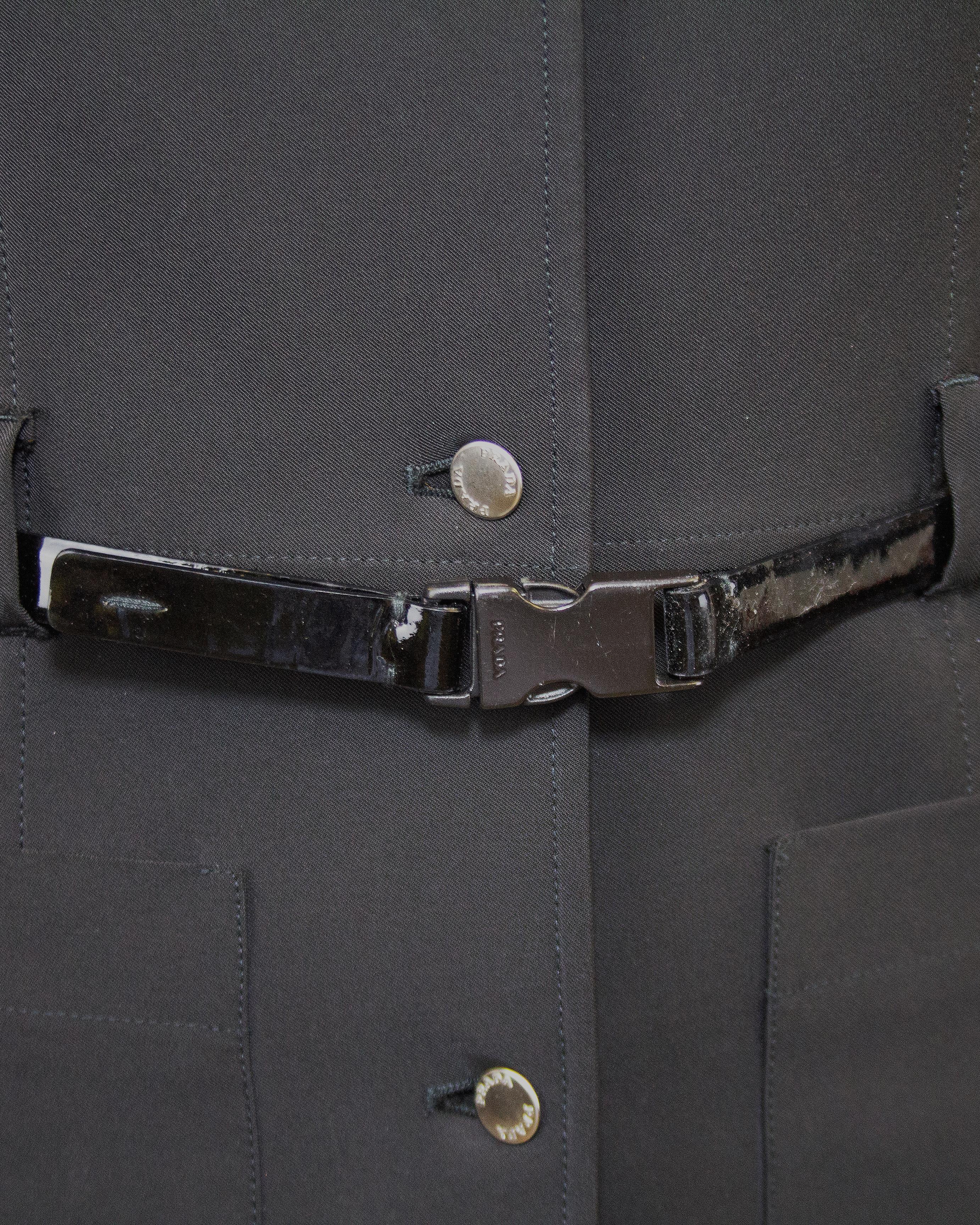 1990 - Chemise noire Prada avec ceinture en cuir verni noir en vente 1