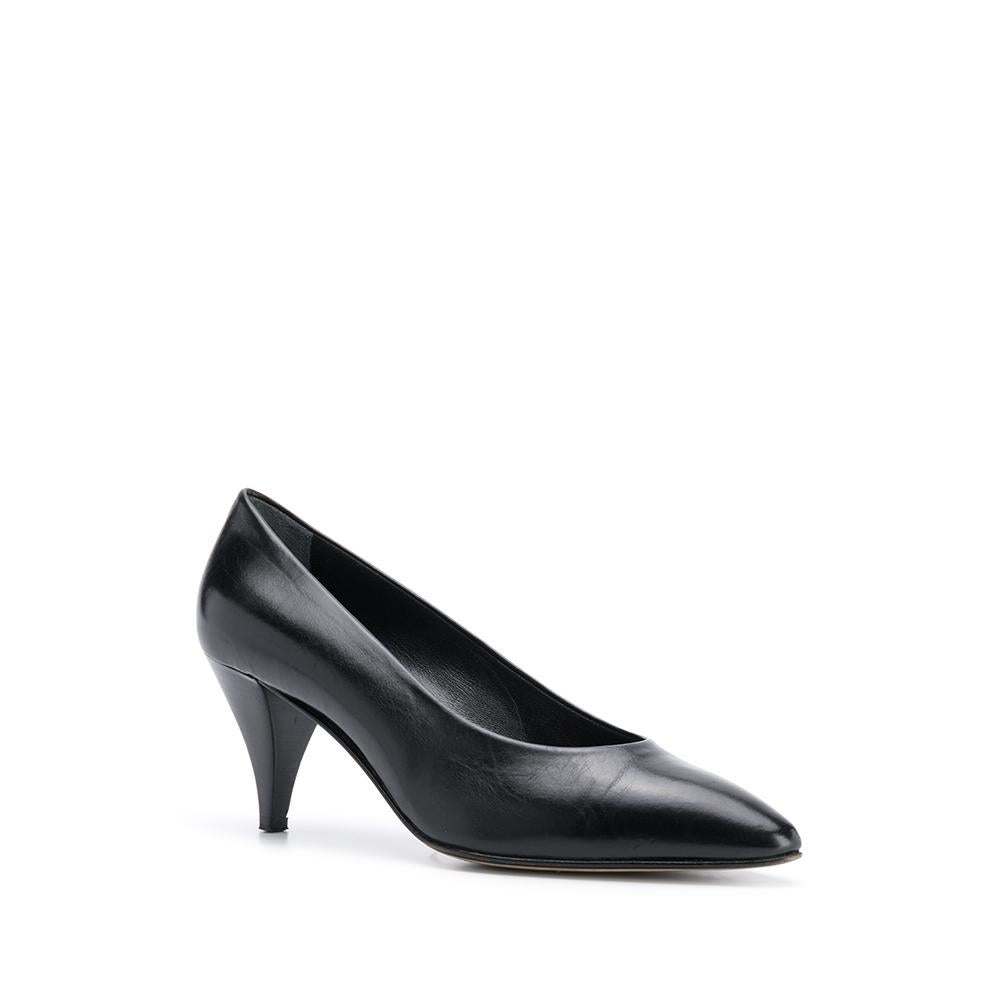 Prada pointed toe pumps with low heel in black leather. Lined interior in black logoed leather.

The item shows a stain and signs of wear, as shows in the pictures.
Years: 90s

Made in Italy

Size: 37,5 EU

Heel: 7 cm
Length insole: 24 cm
