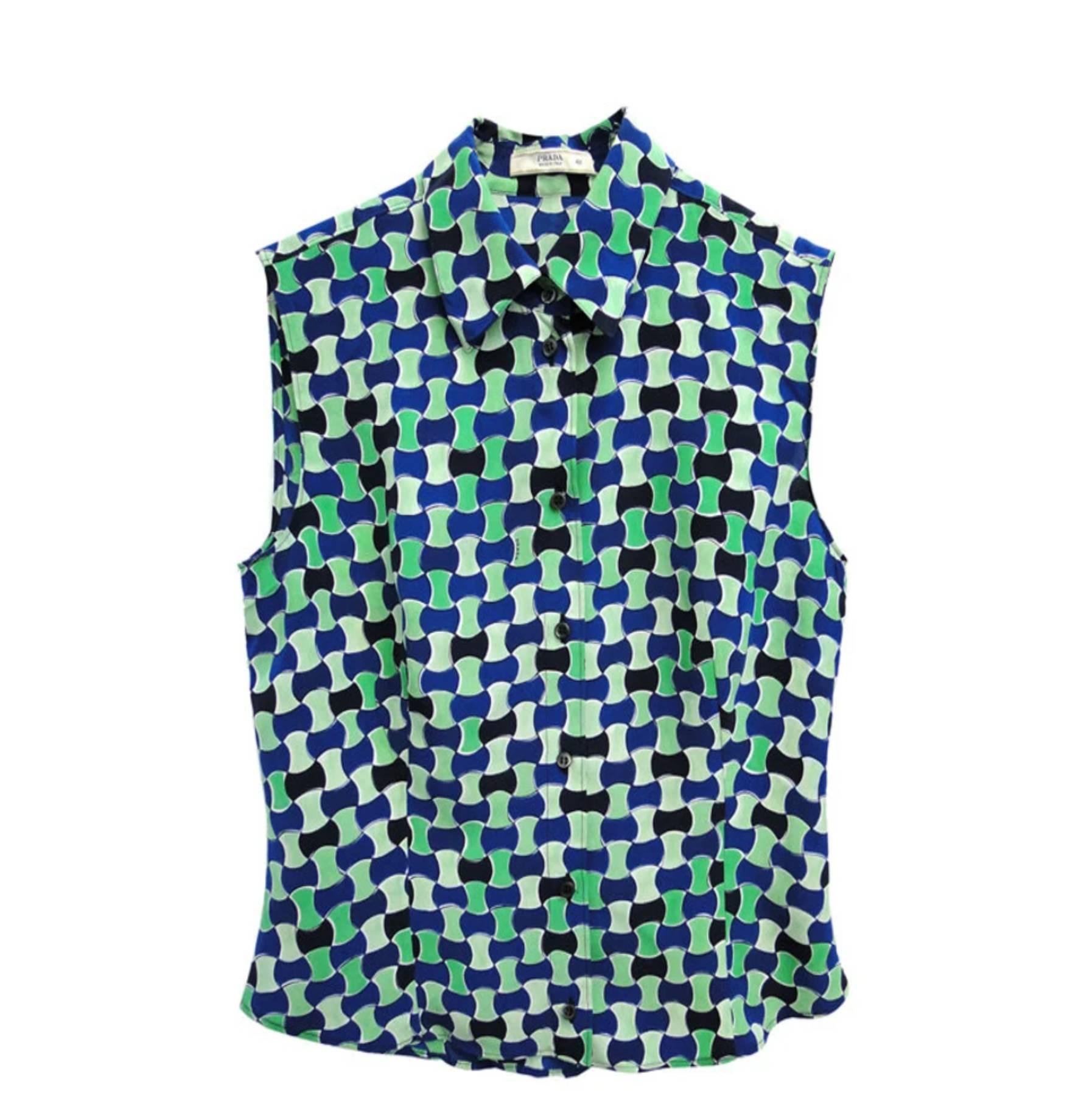 Prada ärmelloses Seidenhemd mit geometrischem Muster
blau, grün und weißer Druck
frontaler Knopfverschluss
Ende der 90er Jahre in ausgezeichnetem Zustand
Größe: mittel 42 (IT) - 4/6 (US) - 10 (UK)
Hergestellt in Italien