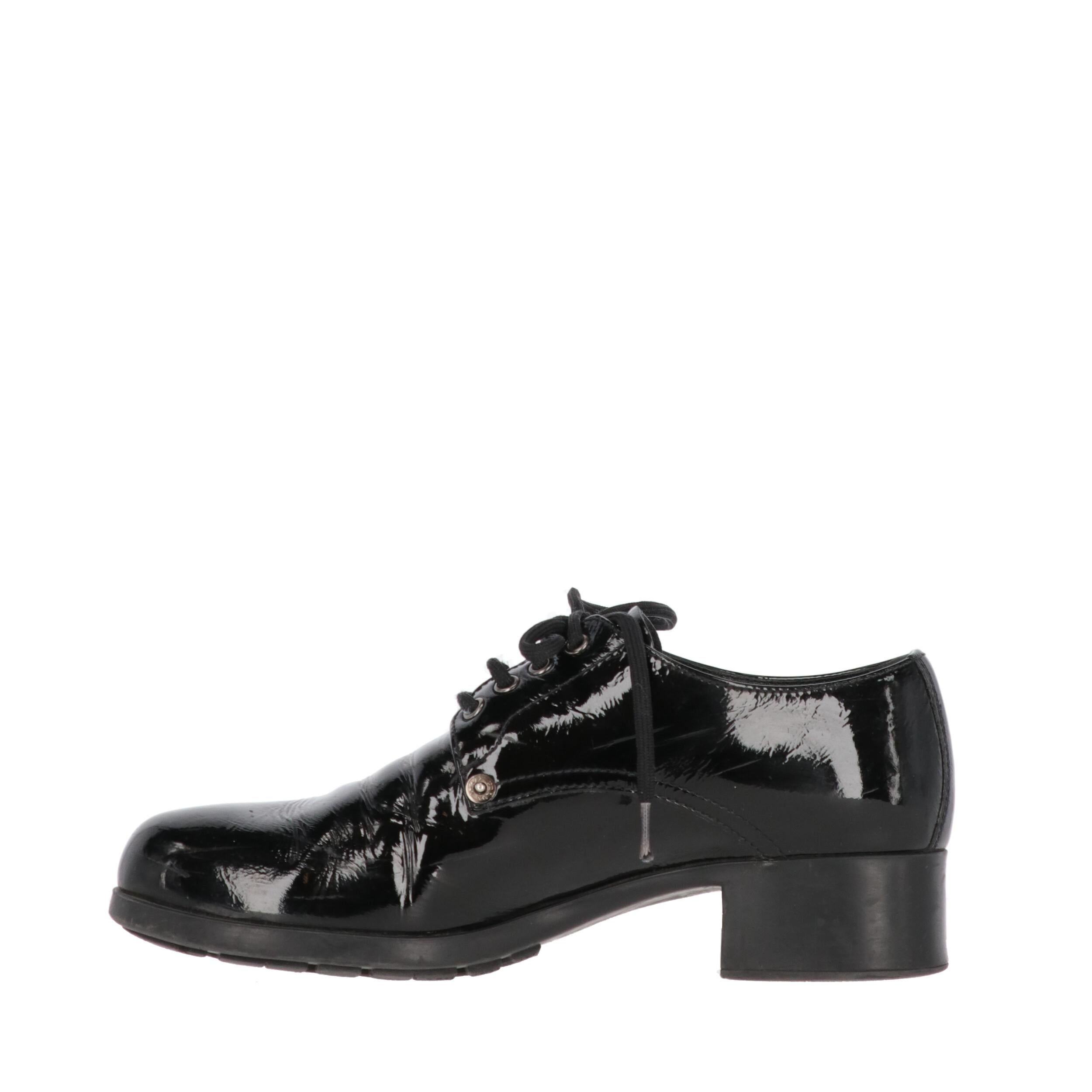 Prada black patent leather lace-up shoes with rounded toe and chunky low heel.

The product shows very light sings on the leather, as shown in the pictures.
Years: 90s

Made in Italy

Size: 40 EU

Heel: 3,5 cm
Insole lenght: 26 cm 