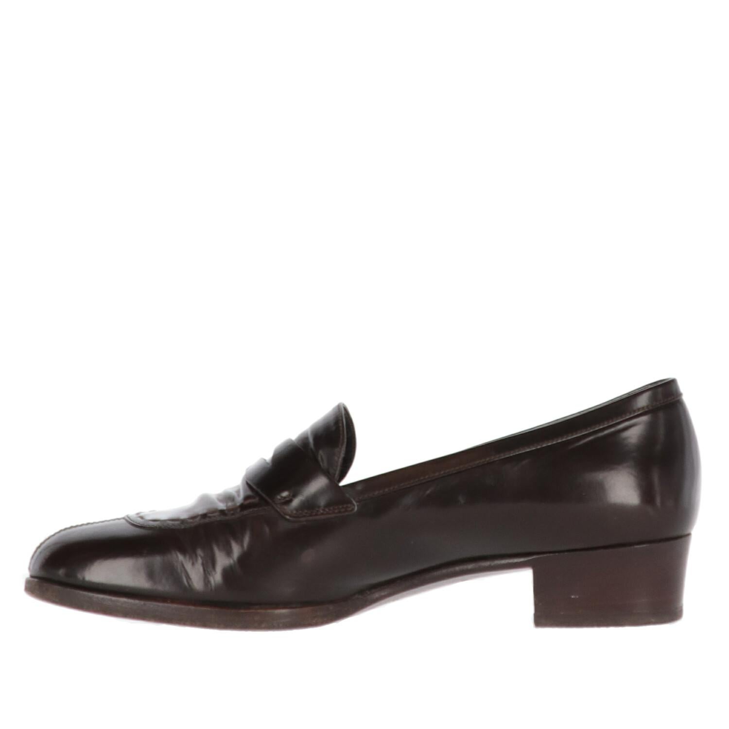 Prada brown leather heeled loafers. Square toe and low heel.

The shoes show signs of wear and wrinkles on the leather, as shown in the pictures.
Years: 90s

Size: 35 EU

Heel height: 3 cm
Insole: 23,5 cm