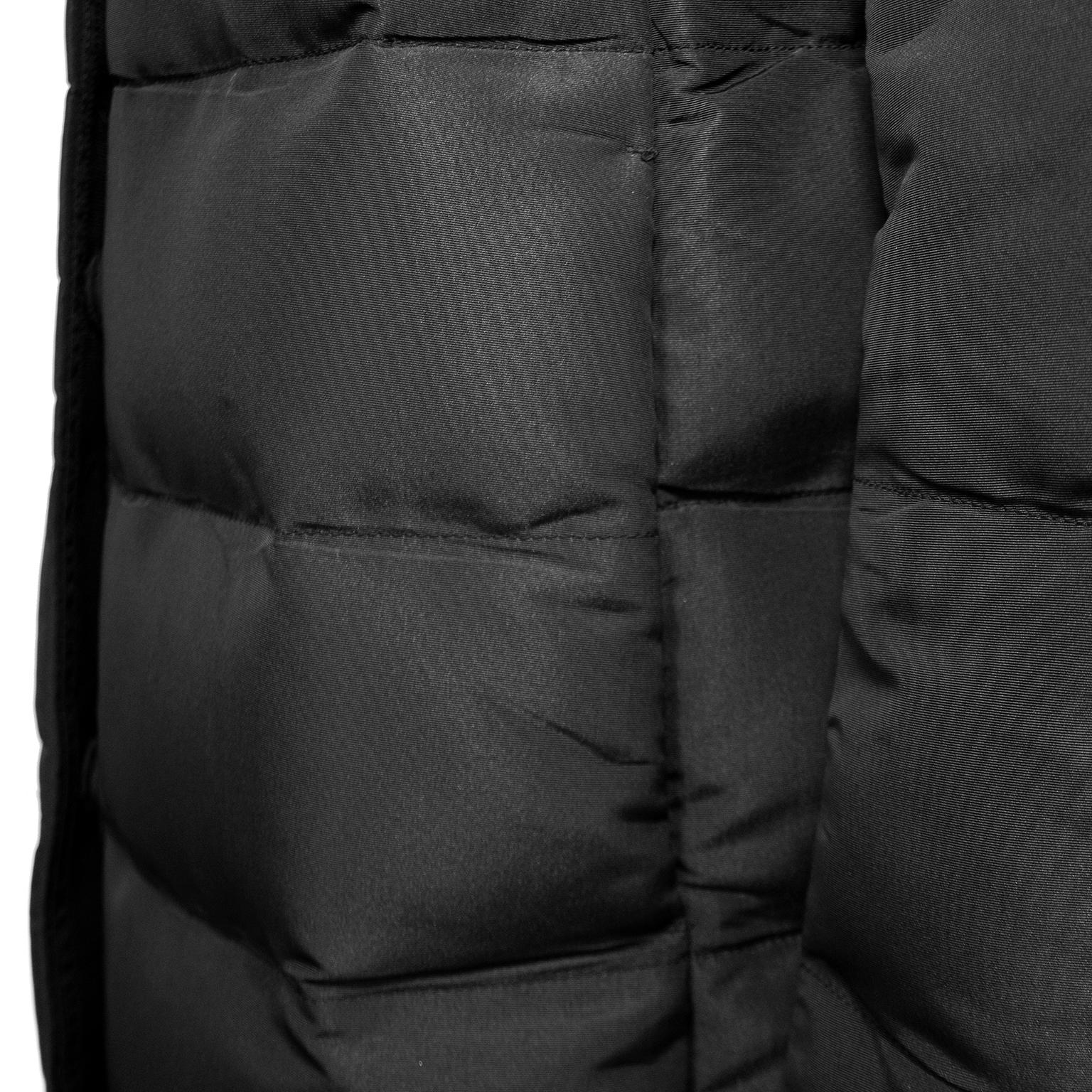 Prada - Manteau matelassé en nylon avec col en vison, années 1990  Pour femmes en vente
