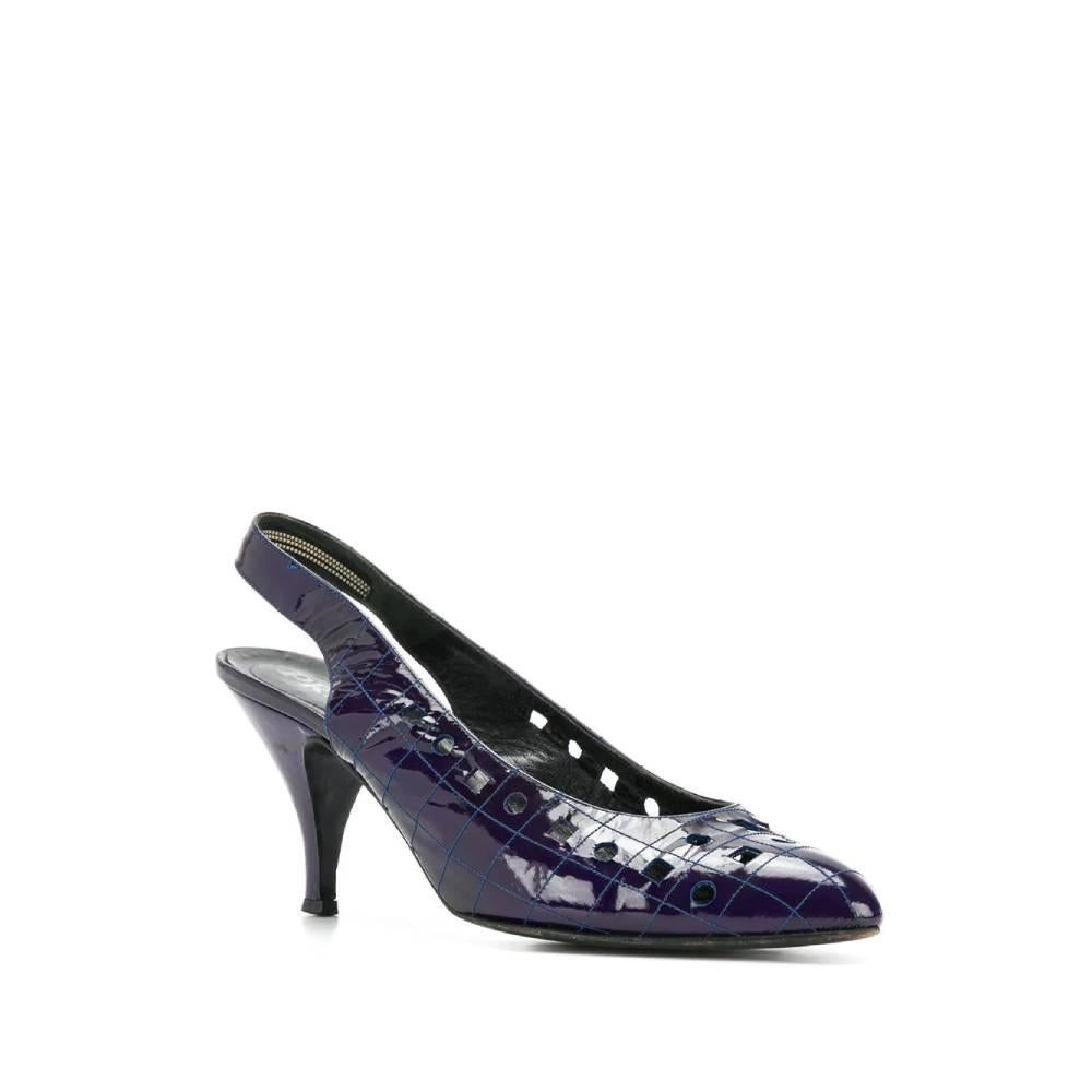 Prada shoes in patent blue leather open on the back. Decorative geometric-shaped holes. Logoed insole in black leather and medium heel.

The product has slight traces of use as shown in the pictures.


Years: 90s

Made in Italy

Size: 38 EU

Heels: