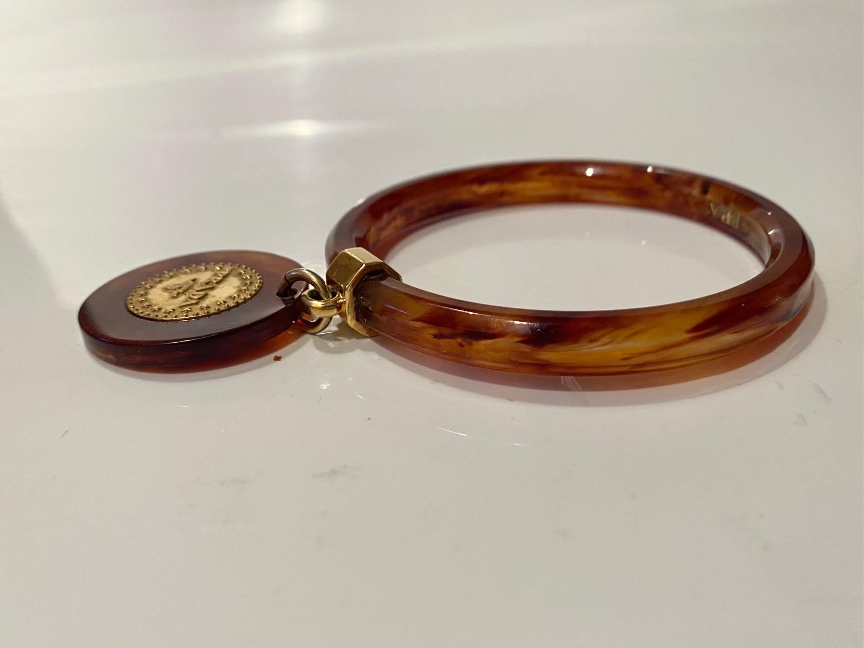 Bracelet jonc en résine Prada des années 1990 avec médaillon suspendu en vente 1