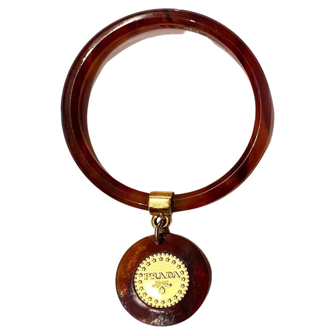 Bracelet jonc en résine Prada des années 1990 avec médaillon suspendu en vente