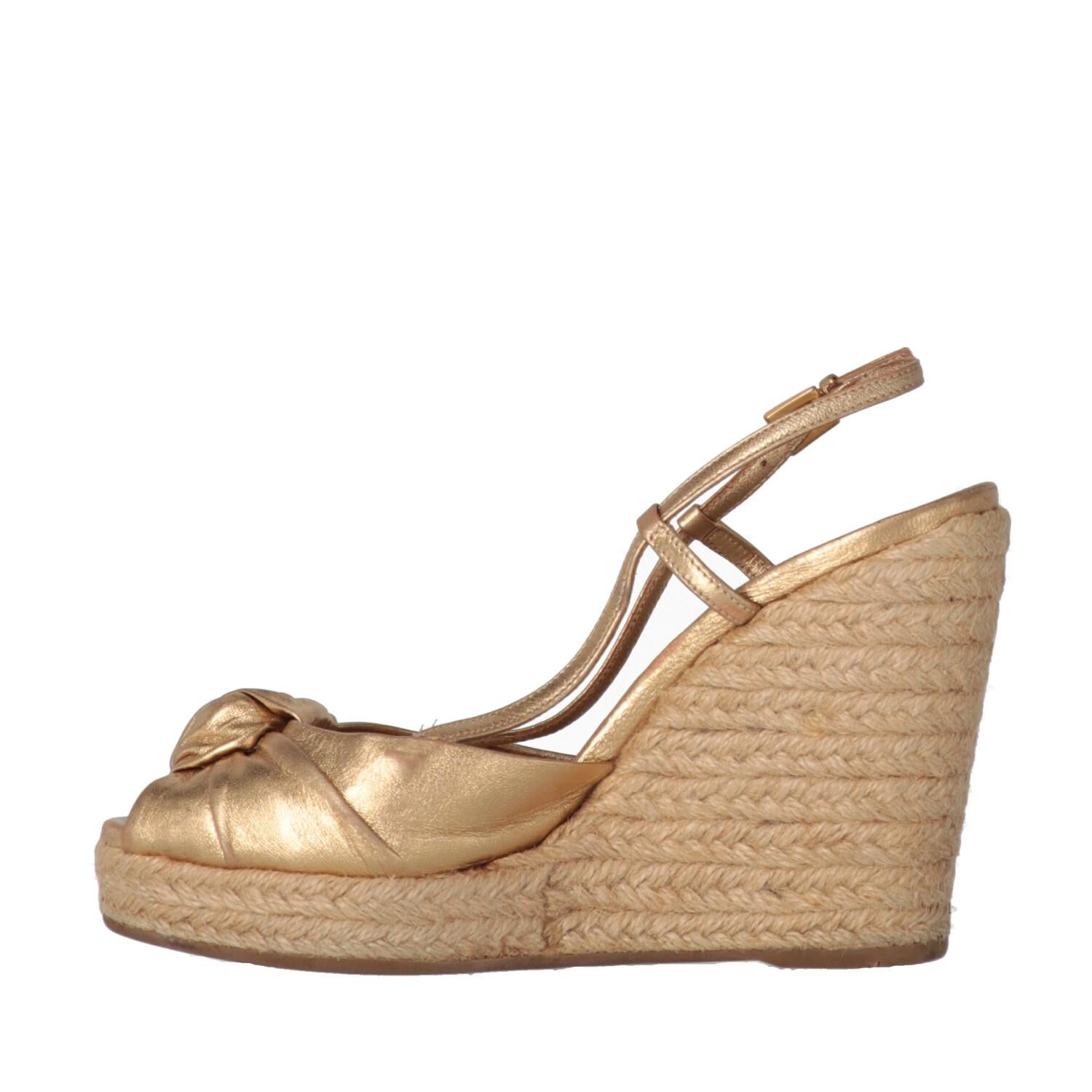 A.N.G.E.L.O. Vintage - ITALY
Prada golden leather high sandals with decorative front knot, ankle strap and rope wedge.
Years: 90s

Made in Italy

Size: 36,5 EU

Heel height: 10 cm
Insole: 23 cm