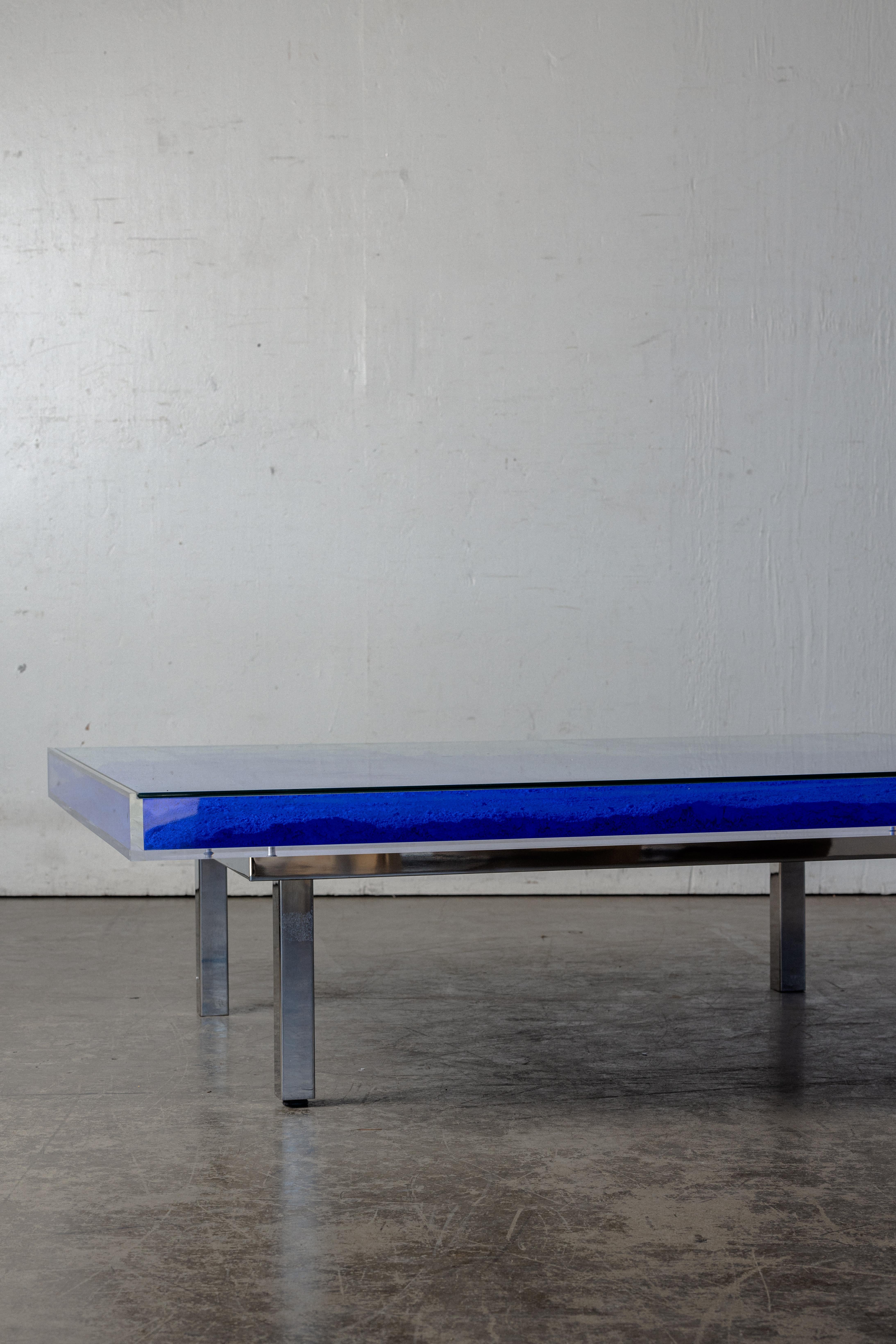 Production de tables Bleu par Yves Klein, années 1990 Bon état - En vente à Los Angeles, CA