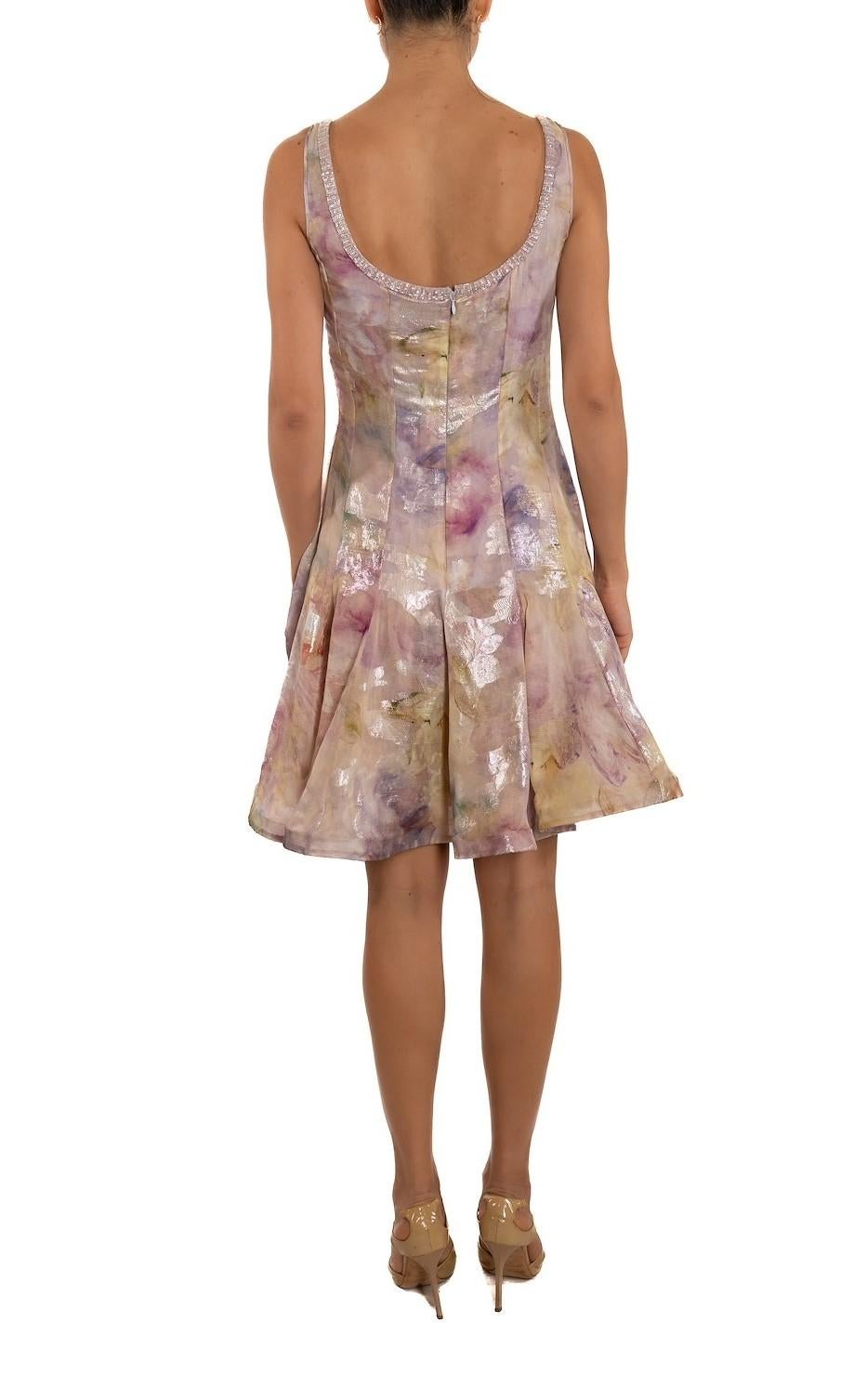 1990S Robe de cocktail en mousseline de soie lurex violet et jaune pastel avec bordure perlée Bon état - En vente à New York, NY