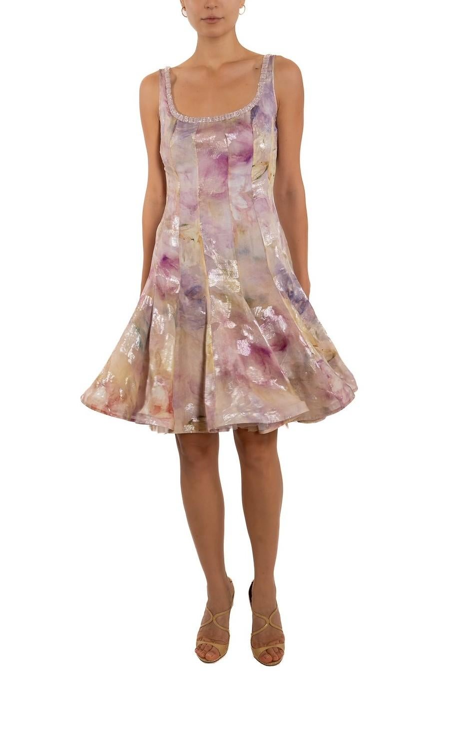1990S Robe de cocktail en mousseline de soie lurex violet et jaune pastel avec bordure perlée en vente 2