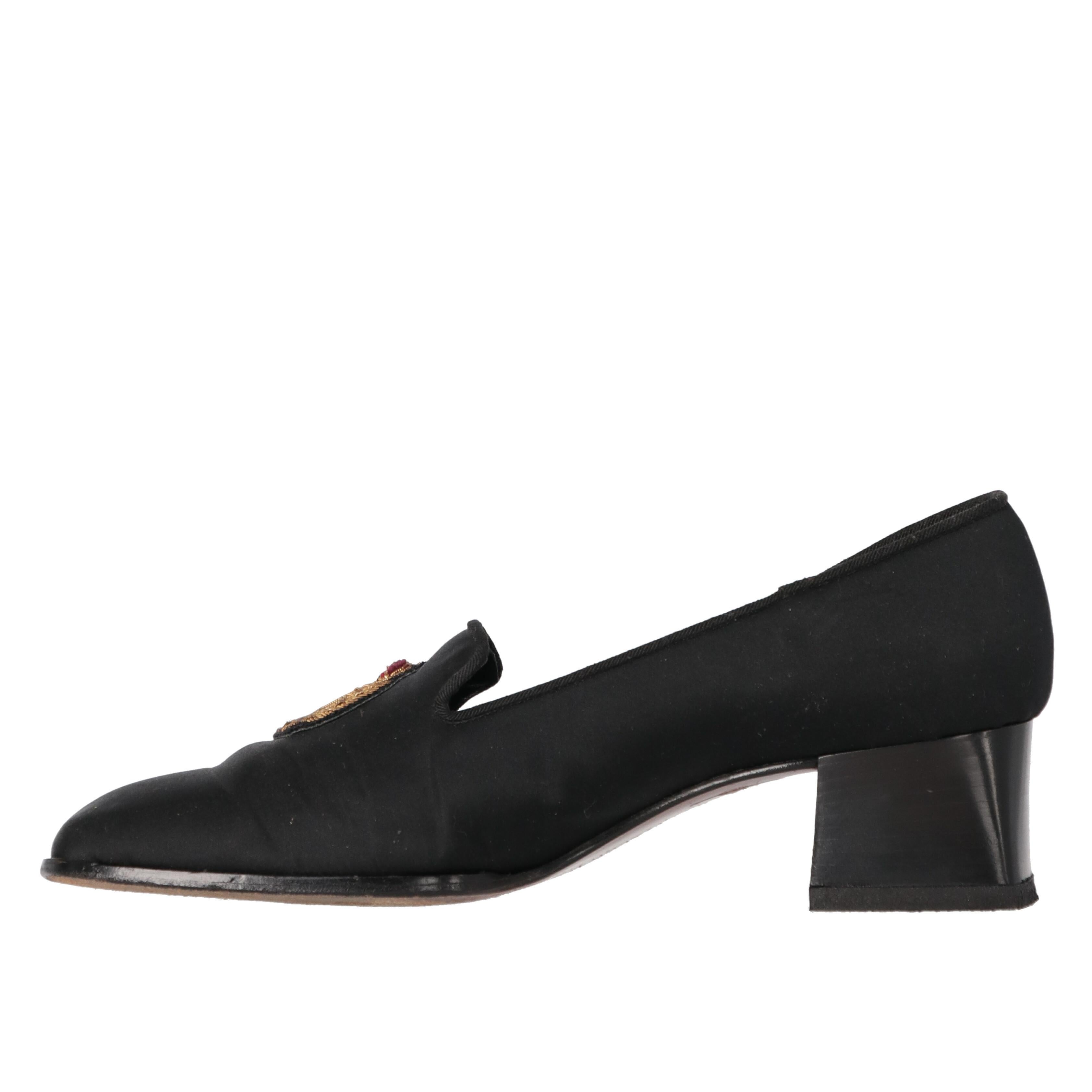 Ralph Lauren black satin heeled loafers. Square toe with embroidered decorative patch and wide heel.

The shoes show signs of wear and wrinkles on the leather, as shown in the pictures.
Years: 90s

Size: 39 EU

Heel height: 4,5 cm
Insole: 25 cm