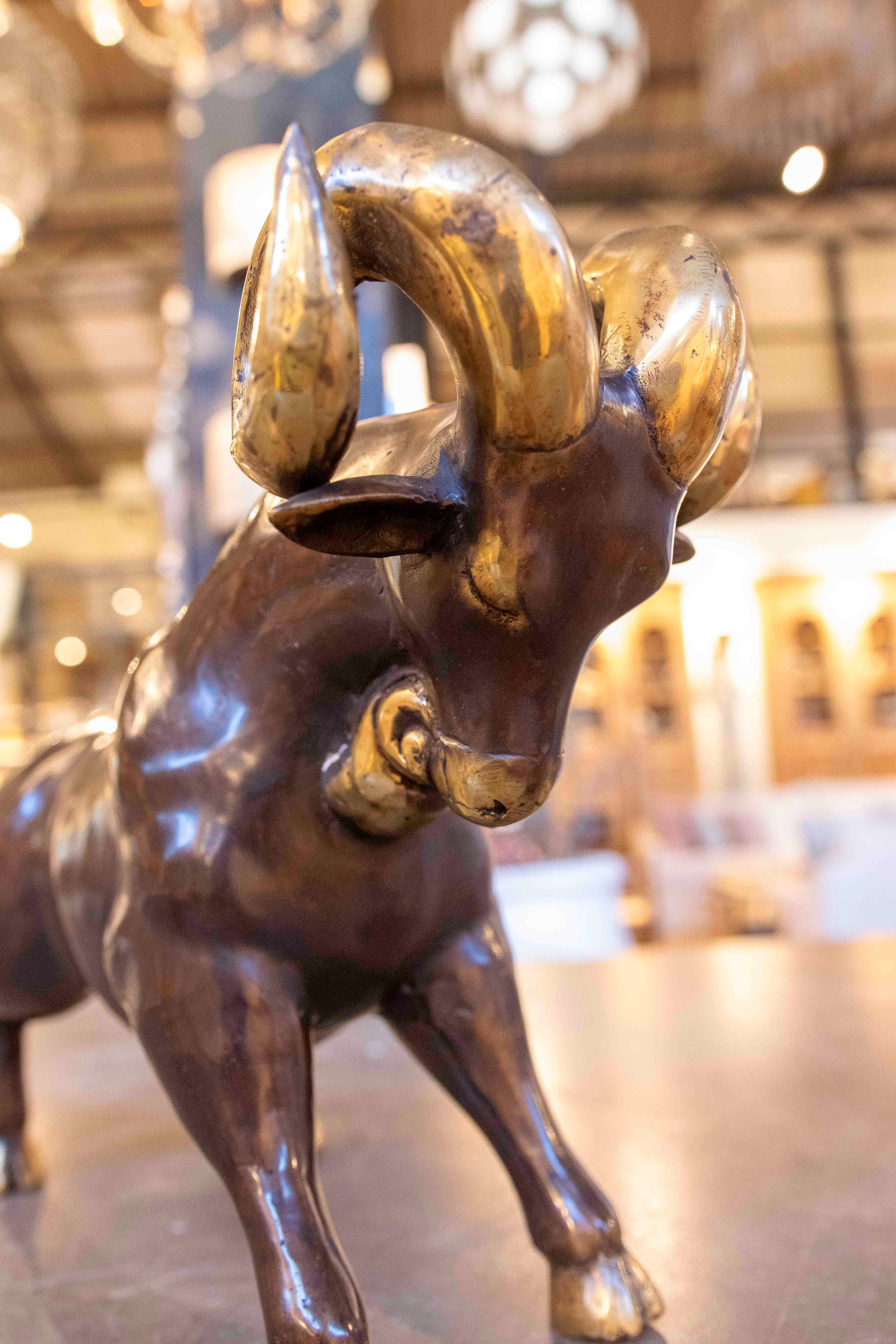 Scultura di ariete degli anni '90 in bronzo con accenti dorati in vendita 5