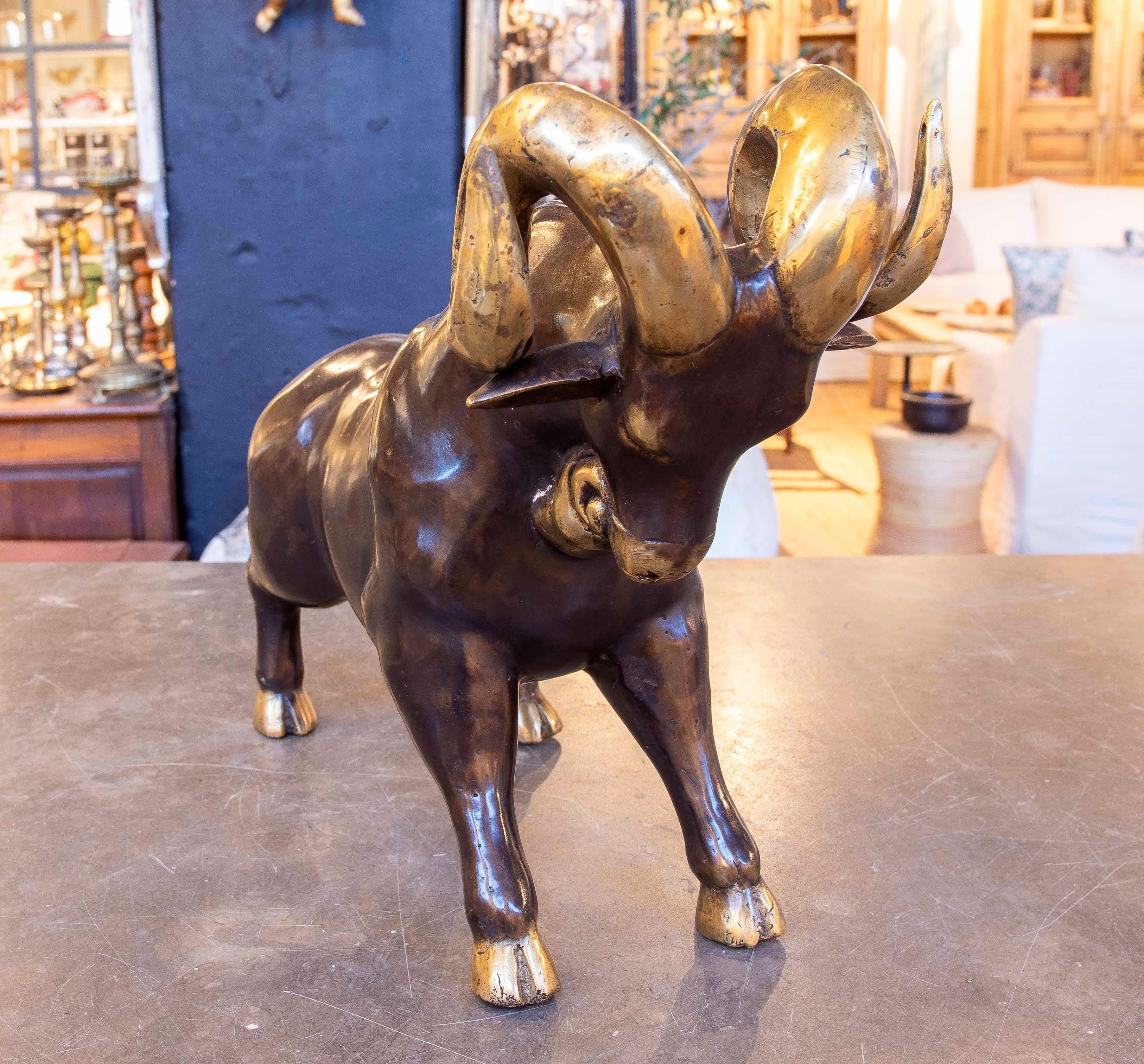 Questa splendida scultura di ariete, realizzata in bronzo, presenta corna e zoccoli evidenziati da una finitura dorata che ne accentua la forza e la presenza. L'opera cattura il dinamismo e la maestosità dell'animale in modo molto dettagliato, dalle
