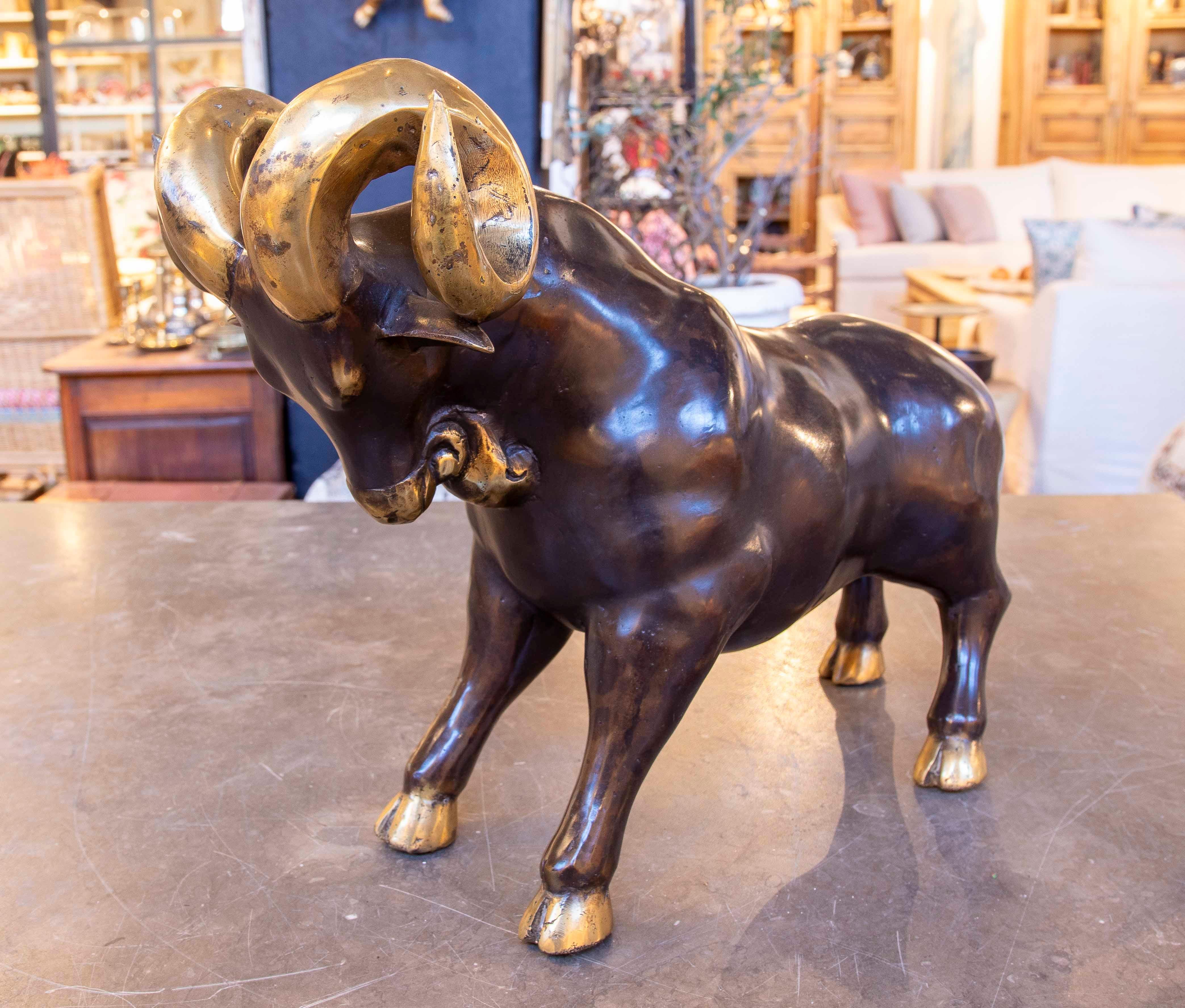 Europeo Scultura di ariete degli anni '90 in bronzo con accenti dorati in vendita