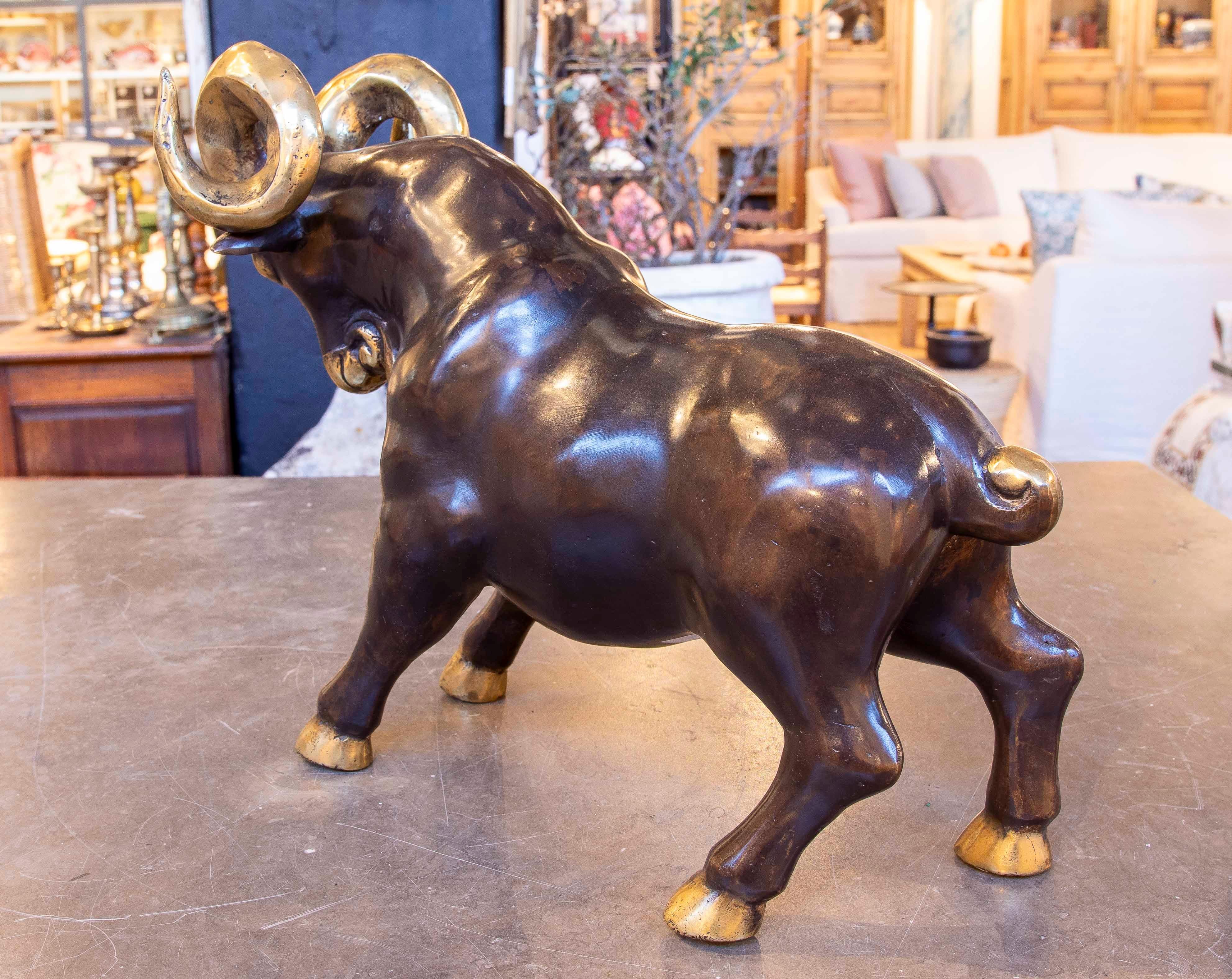 XX secolo Scultura di ariete degli anni '90 in bronzo con accenti dorati in vendita
