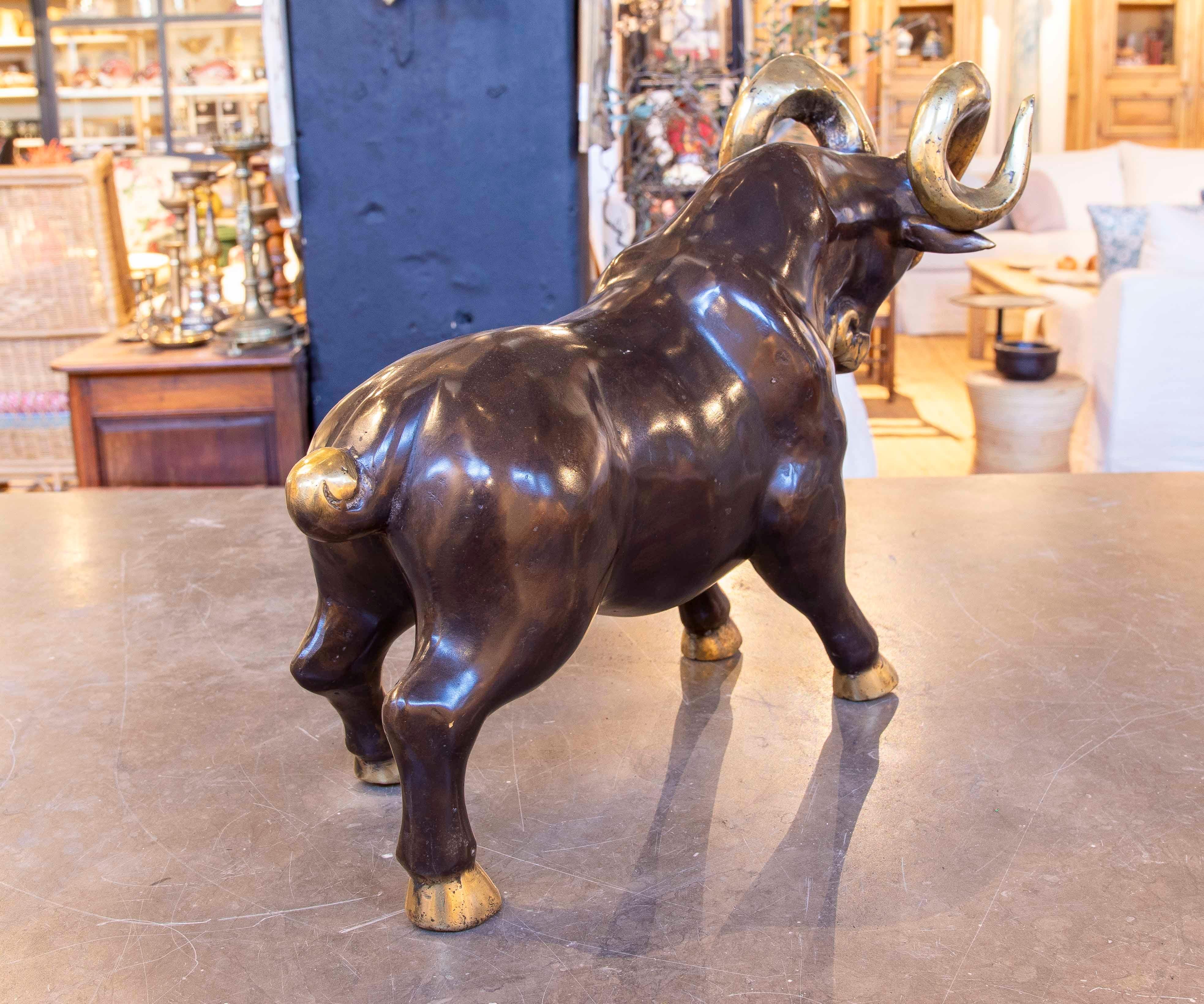Scultura di ariete degli anni '90 in bronzo con accenti dorati in vendita 1