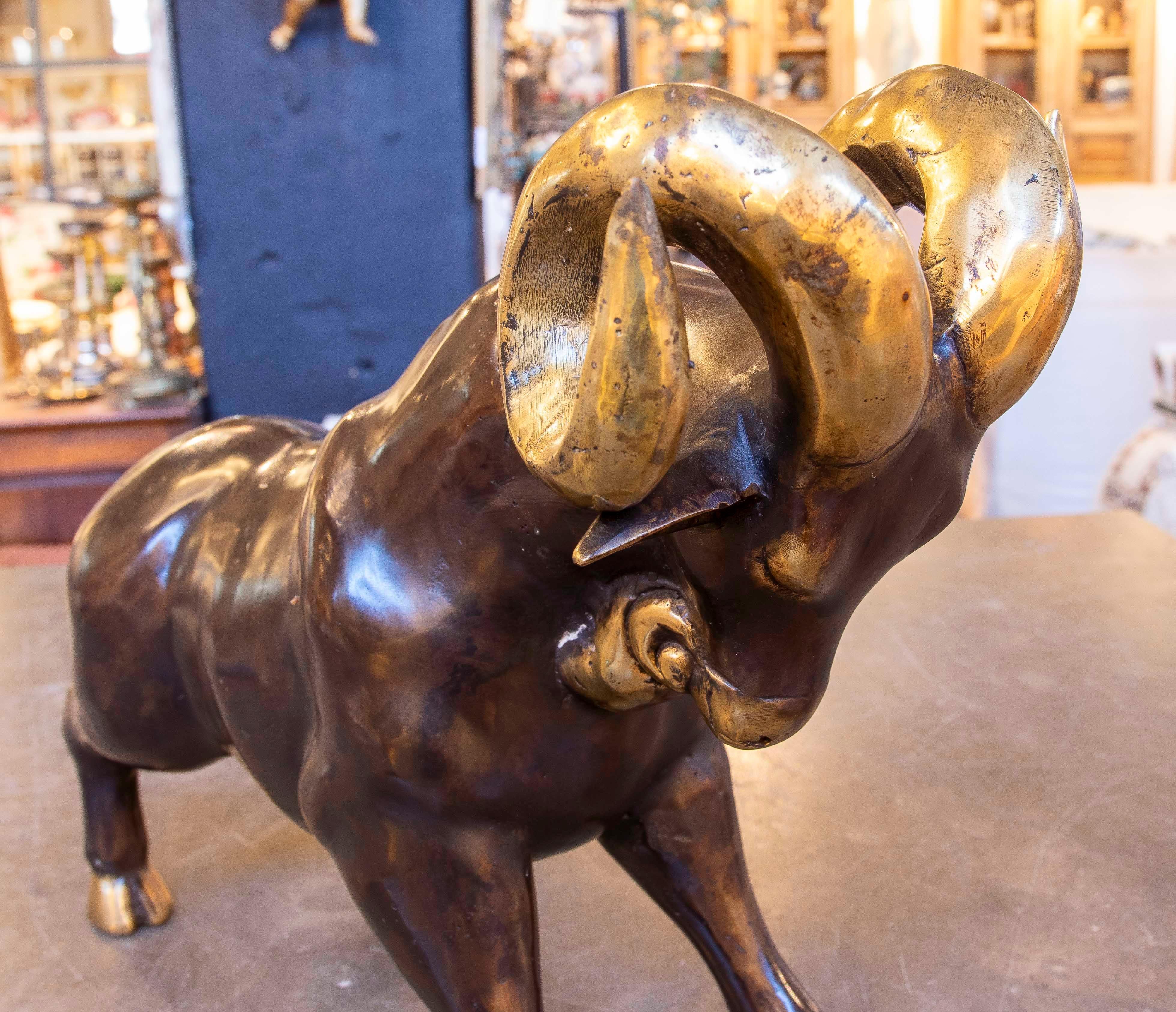 Scultura di ariete degli anni '90 in bronzo con accenti dorati in vendita 3