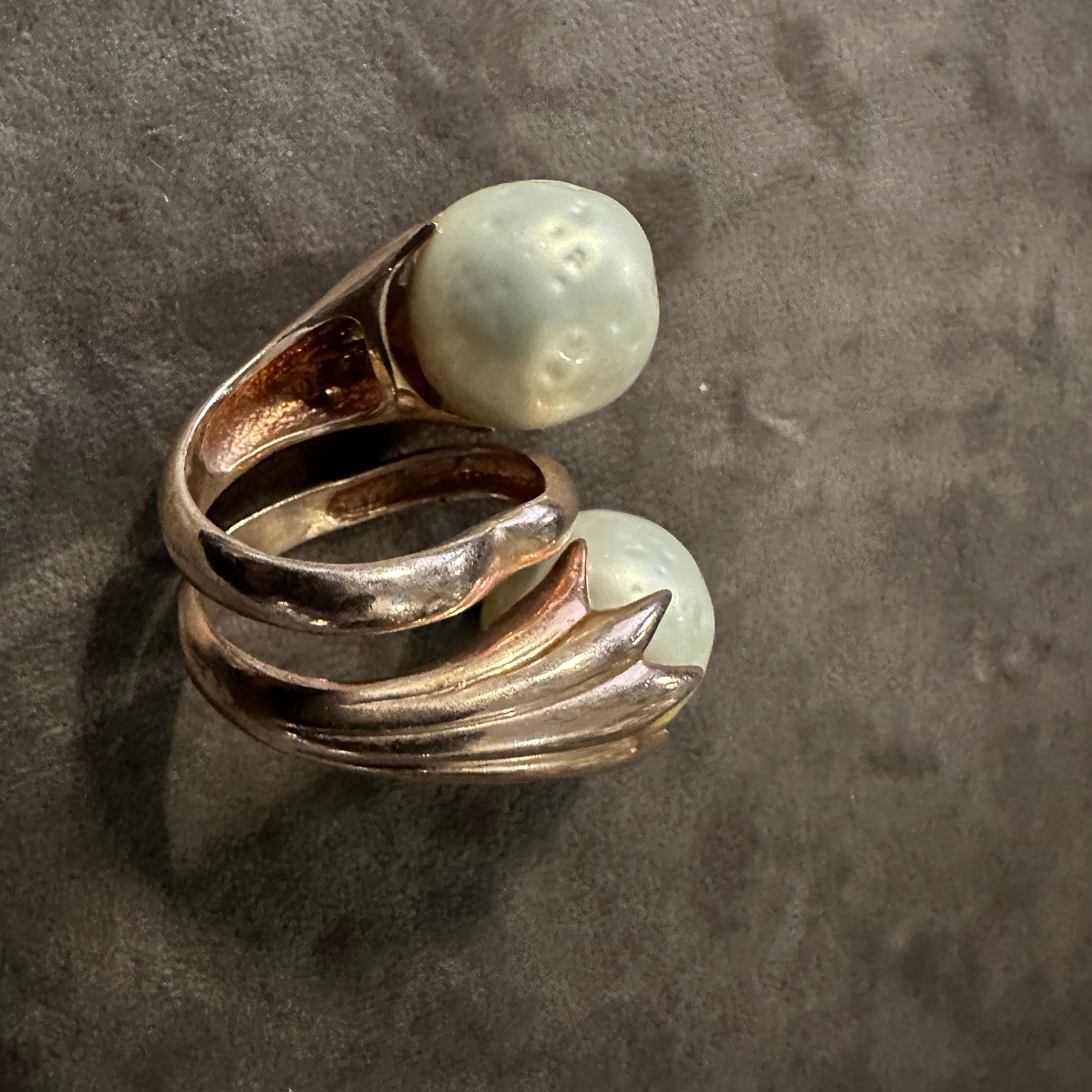 Exquisite Red Gilded Sterling Silver and Natural Pearl Italian Ring
This hand-crafted, sculptured ring from the 21st century is a testament to modern Italian jewelry design. It features a bold, contemporary aesthetic that is both elegant and