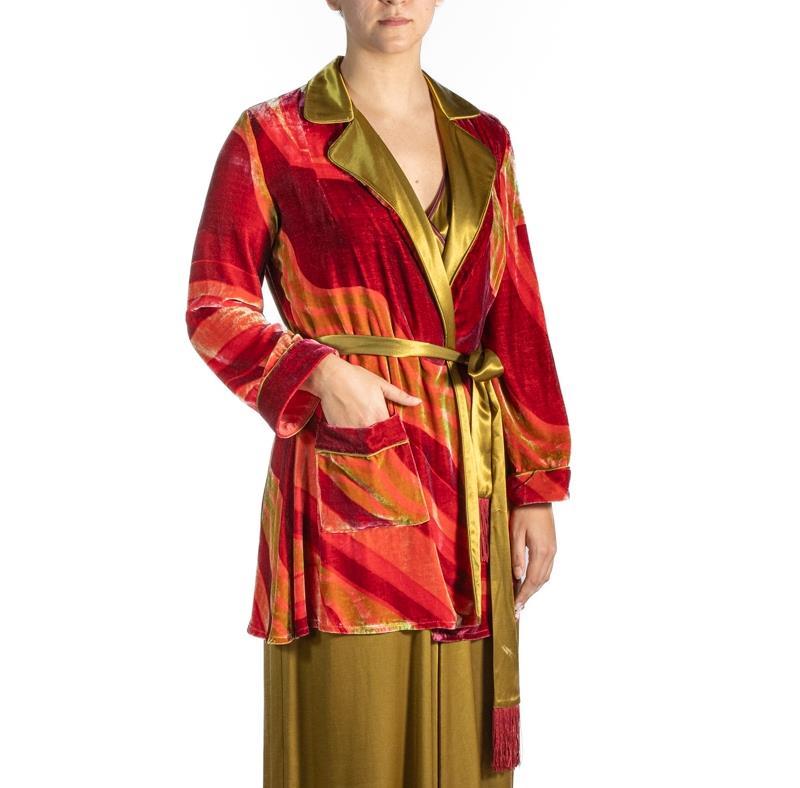 1990S Red & Green Plaid Rayon Silk Burnout Velvet Robe In Excellent Condition For Sale In New York, NY