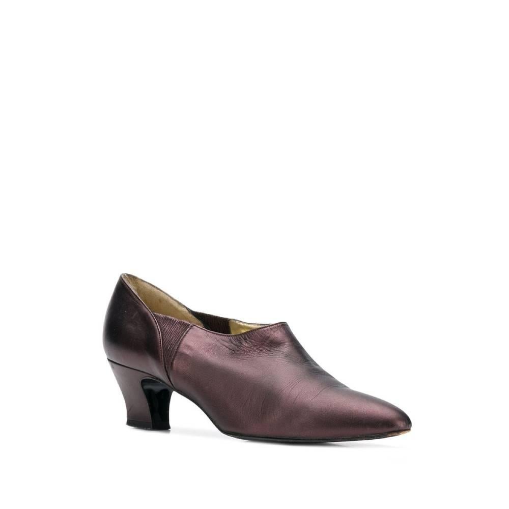 René Caovilla low-heeled shoes in purple metallic leather, pointed toe, side elastics, insole in logoed leather.
Years: 90s

Made in Italy

Size: 38 EU

Heel: 5 cm