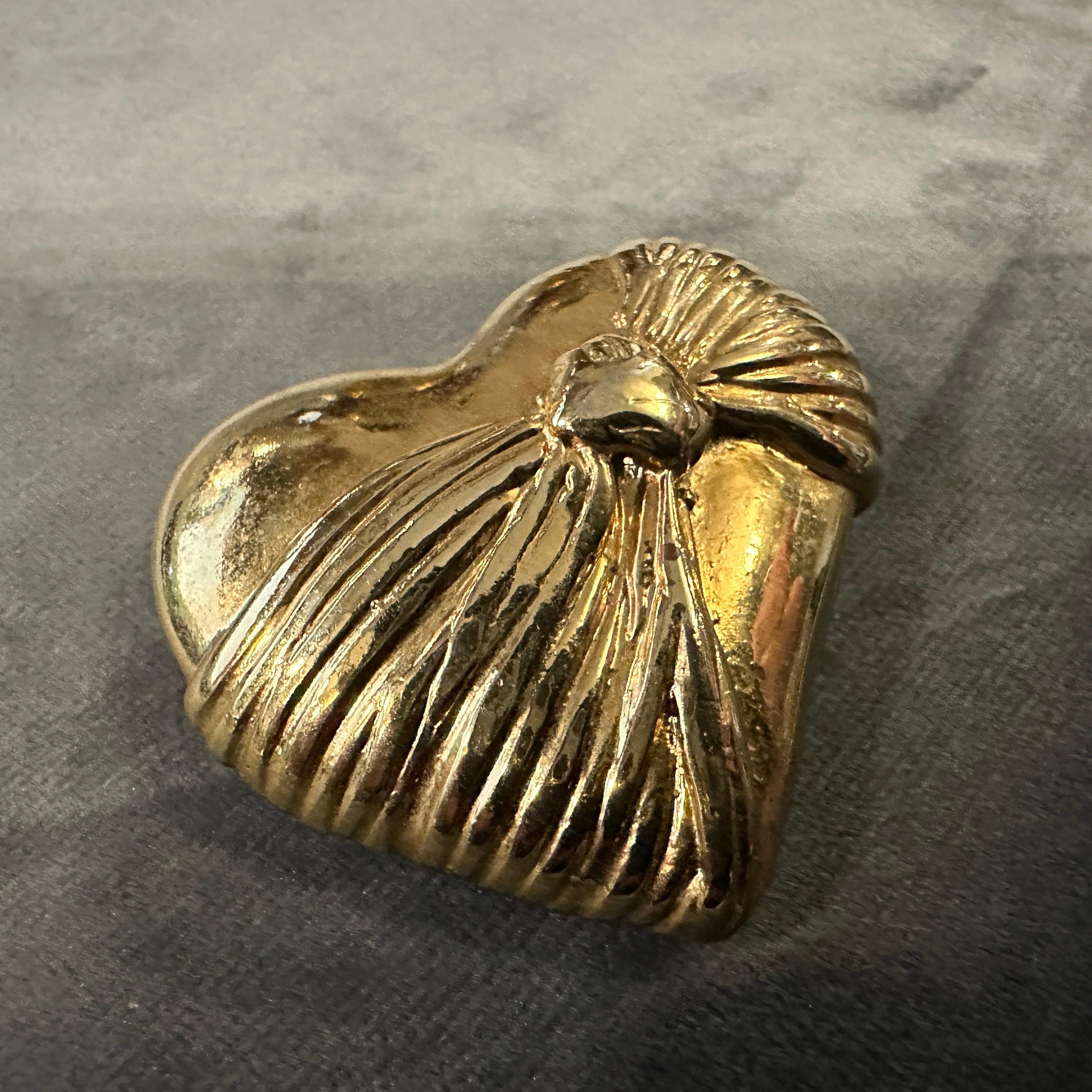 1990s Retro Brass French Heart Brooch by Loris Azzaro In Excellent Condition For Sale In Aci Castello, IT