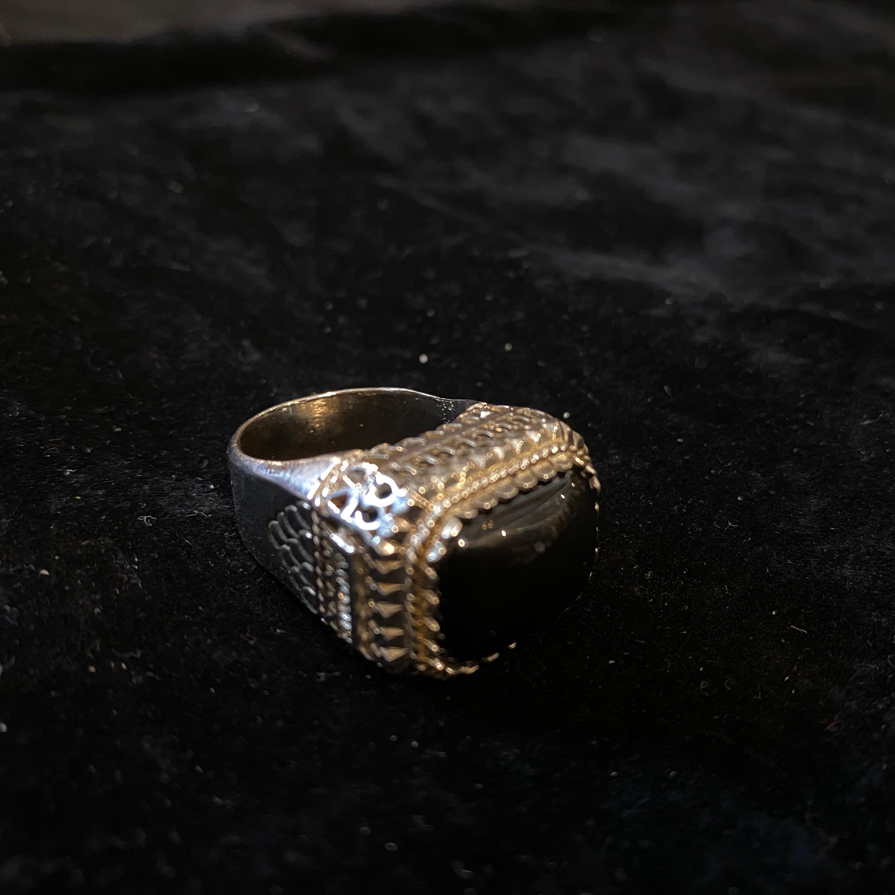 Retro 1990s Sterling Silver and Black Cabochon Onyx Italian Cocktail Ring by Anomis For Sale