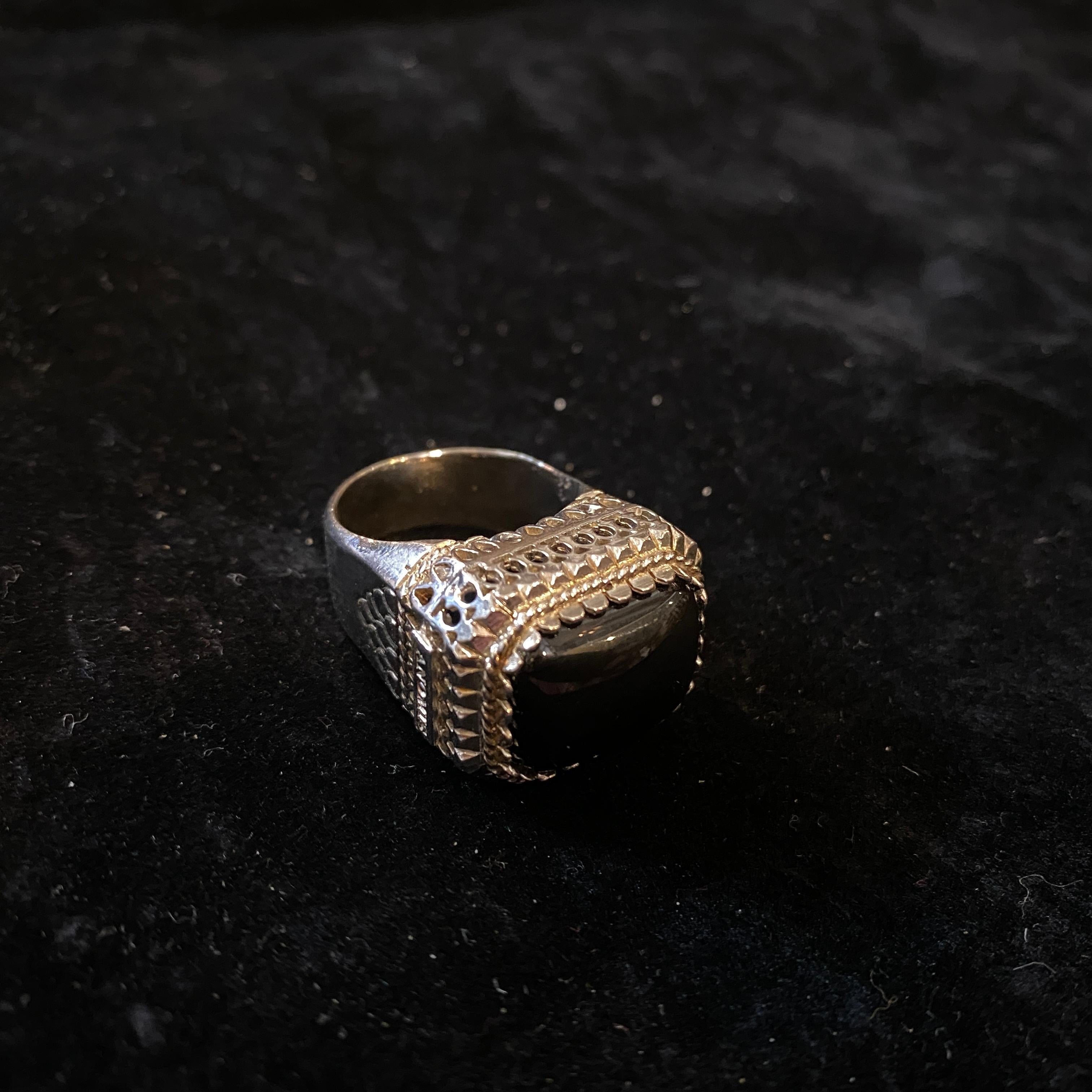 1990s Sterling Silver and Black Cabochon Onyx Italian Cocktail Ring by Anomis In Excellent Condition For Sale In Aci Castello, IT