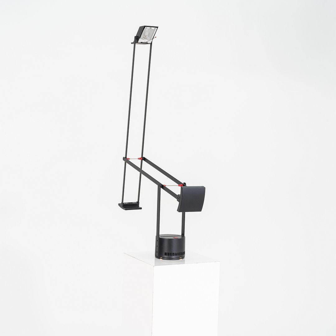 Es handelt sich um Tizio-Lampen, die ursprünglich 1972 von Richard Sapper entworfen wurden. Dieses Exemplar wurde in den 1990er Jahren von Artemide in Italien hergestellt. Das Design der Lampen besteht aus einem Aluminiumgehäuse und verwendet