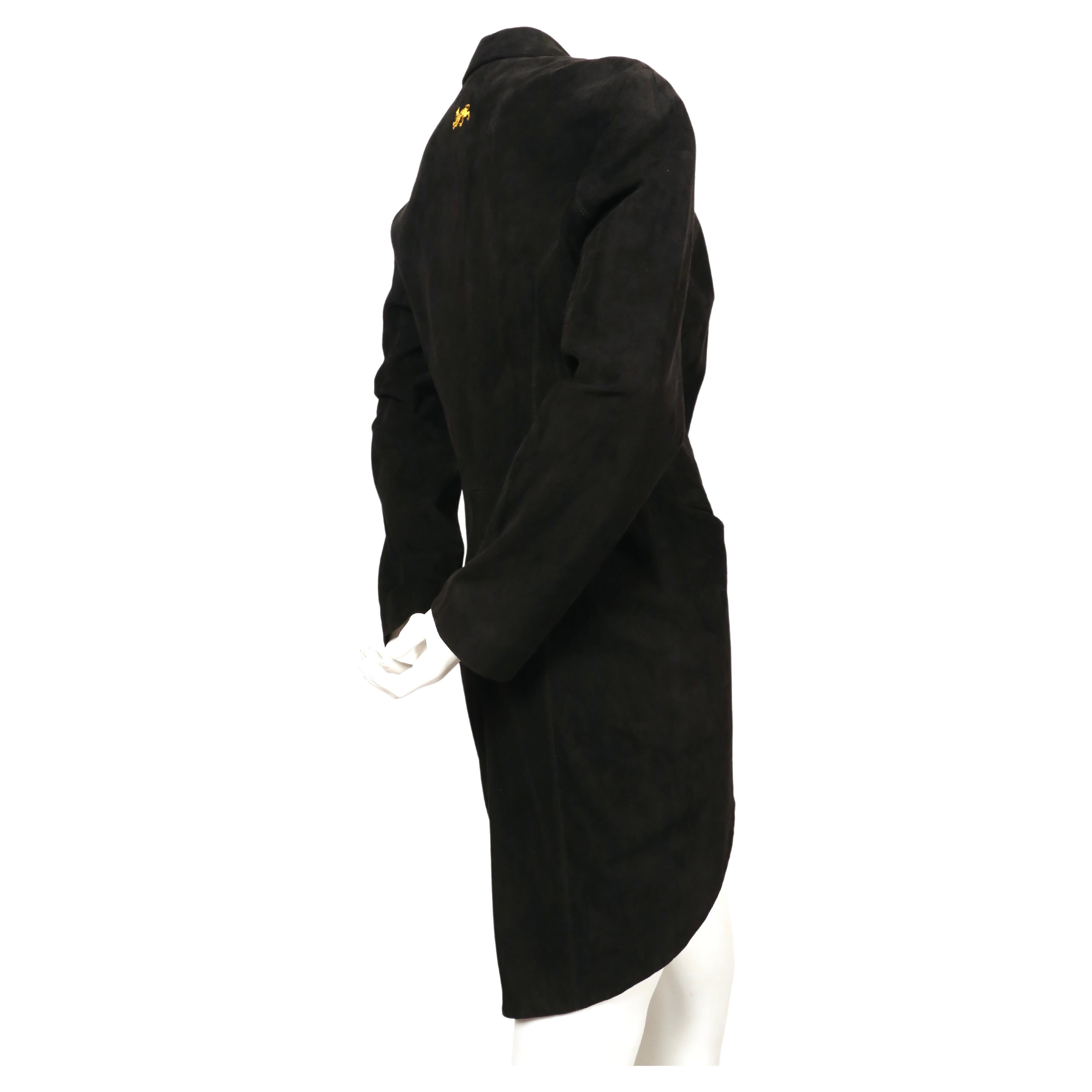 Veste de smoking en daim noir avec un lion brodé dans le dos, conçue par Rifat Ozbek et datant des années 1990. Taille italienne 42. Taille française 38. Convient parfaitement aux tailles 2 à 6. Fermeture par un seul bouton en bronze. Partiellement