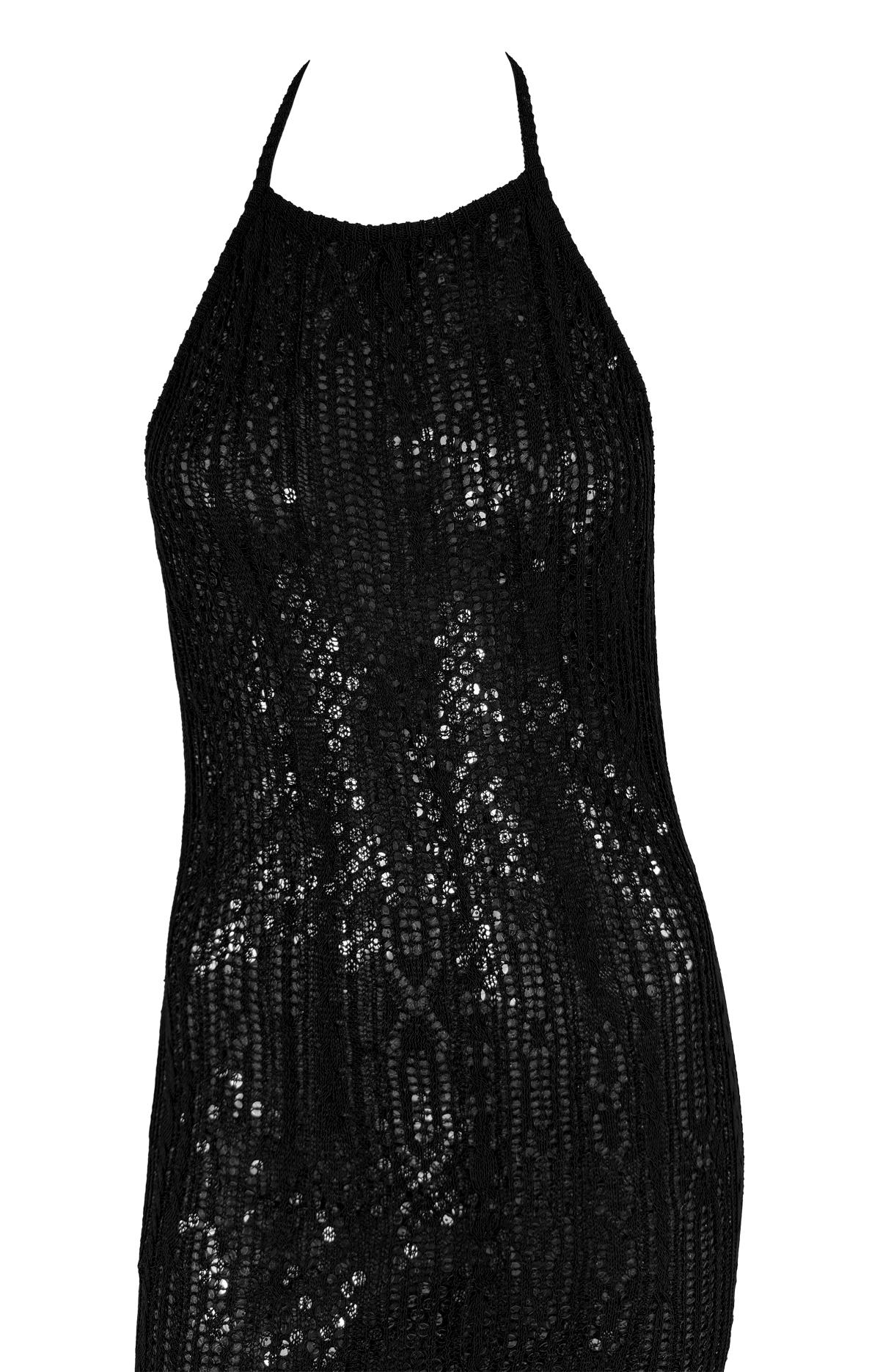 Dieses schwarze Bodycon-Kleid von Rifat Ozbek aus den 1990er-Jahren ist mit einem durchsichtigen Mesh-Overlay versehen, das mit schimmernden Pailletten besetzt ist. Dieses Vintage-Kleid mit Neckholder-Ausschnitt und offenem Rücken ist das perfekte