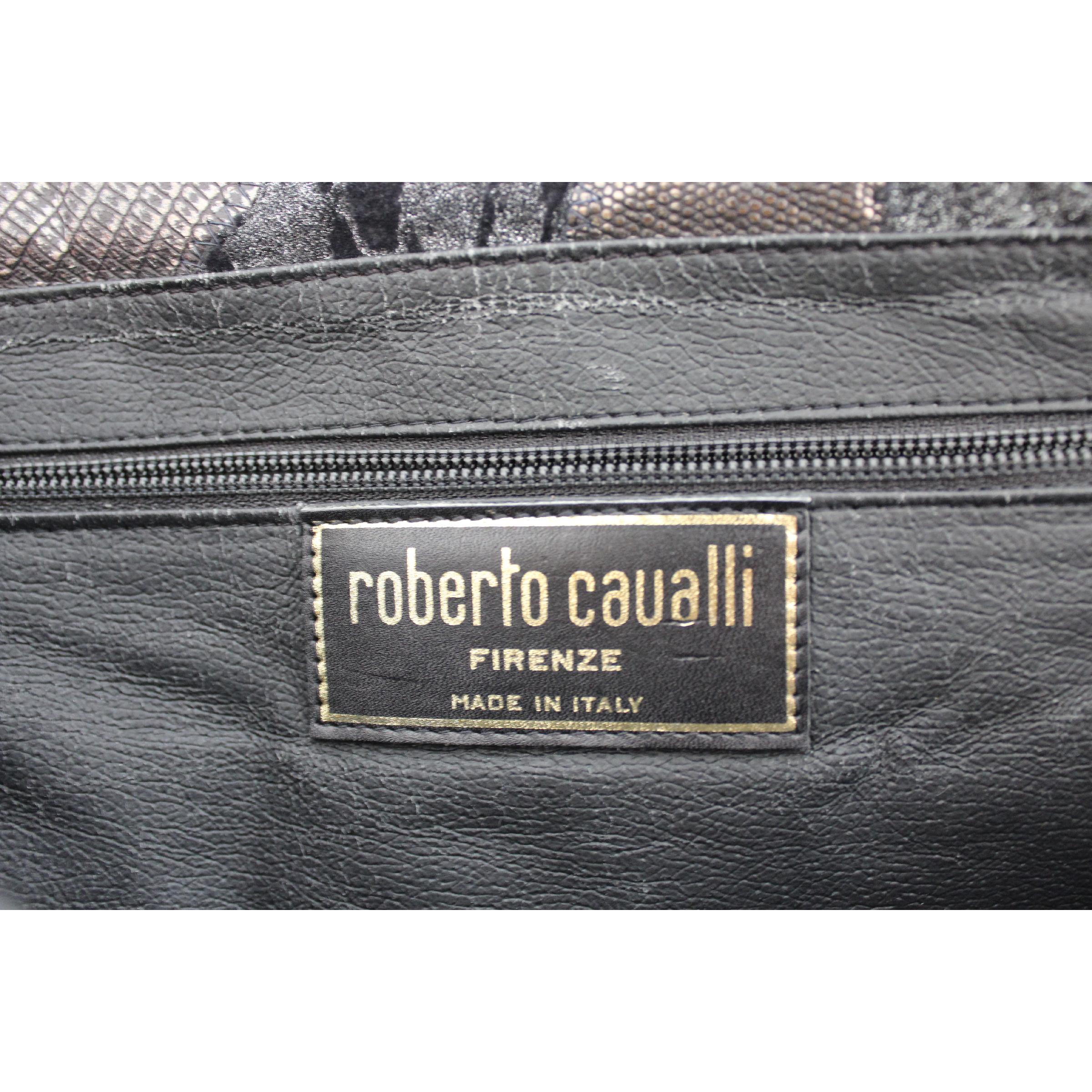 Roberto Cavalli vintage handbag, 100% leather, black and silver color, internal partitions with zip. 1990s. Made in Italy. Very good vintage condition, some imperfections have small signs of use.

Height: 25 cm

Width: 40 cm

Depth: 4 cm
