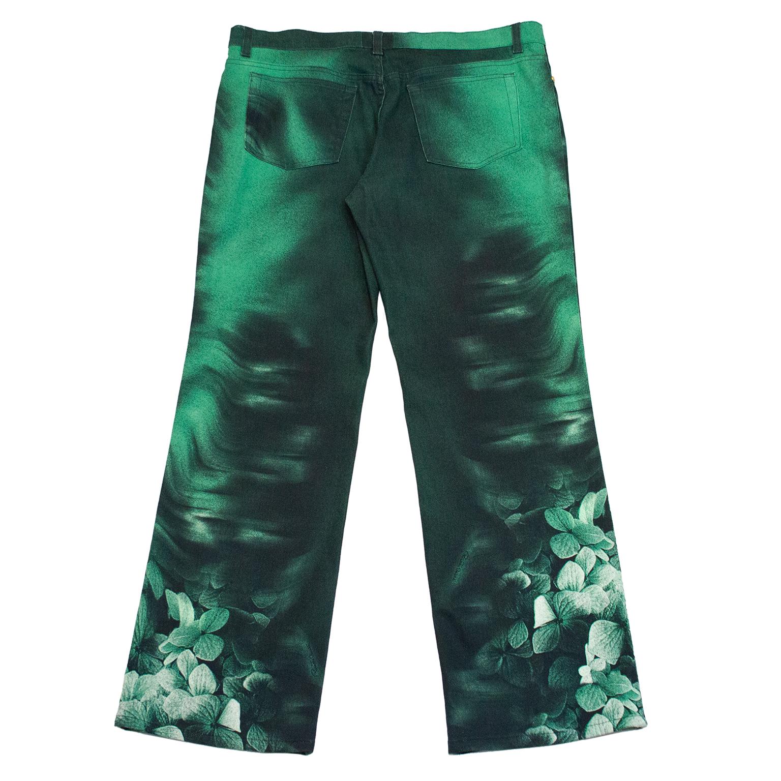 roberto Cavalli Jeans mit fünf Taschen aus den 1990er Jahren. Dunkelgrün mit durchgehend helleren grünen Partien, die wie Notizen aussehen. Grüner Blumendruck auf der unteren Hälfte der Beine. Durchgehend mit Roberto Cavalli-Signatur.