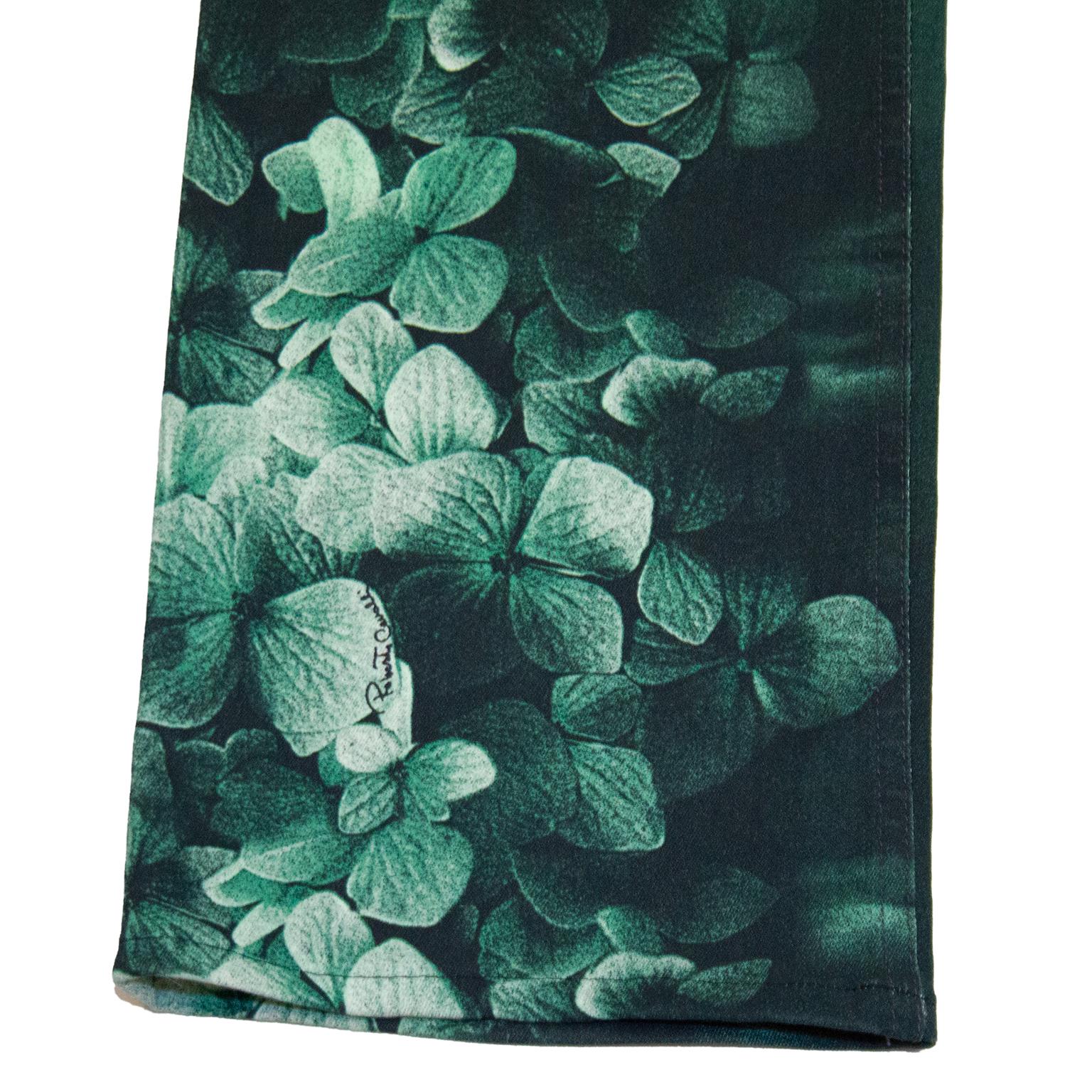 1990er Roberto Cavalli Jeans mit grünem Blumenmuster (Schwarz) im Angebot