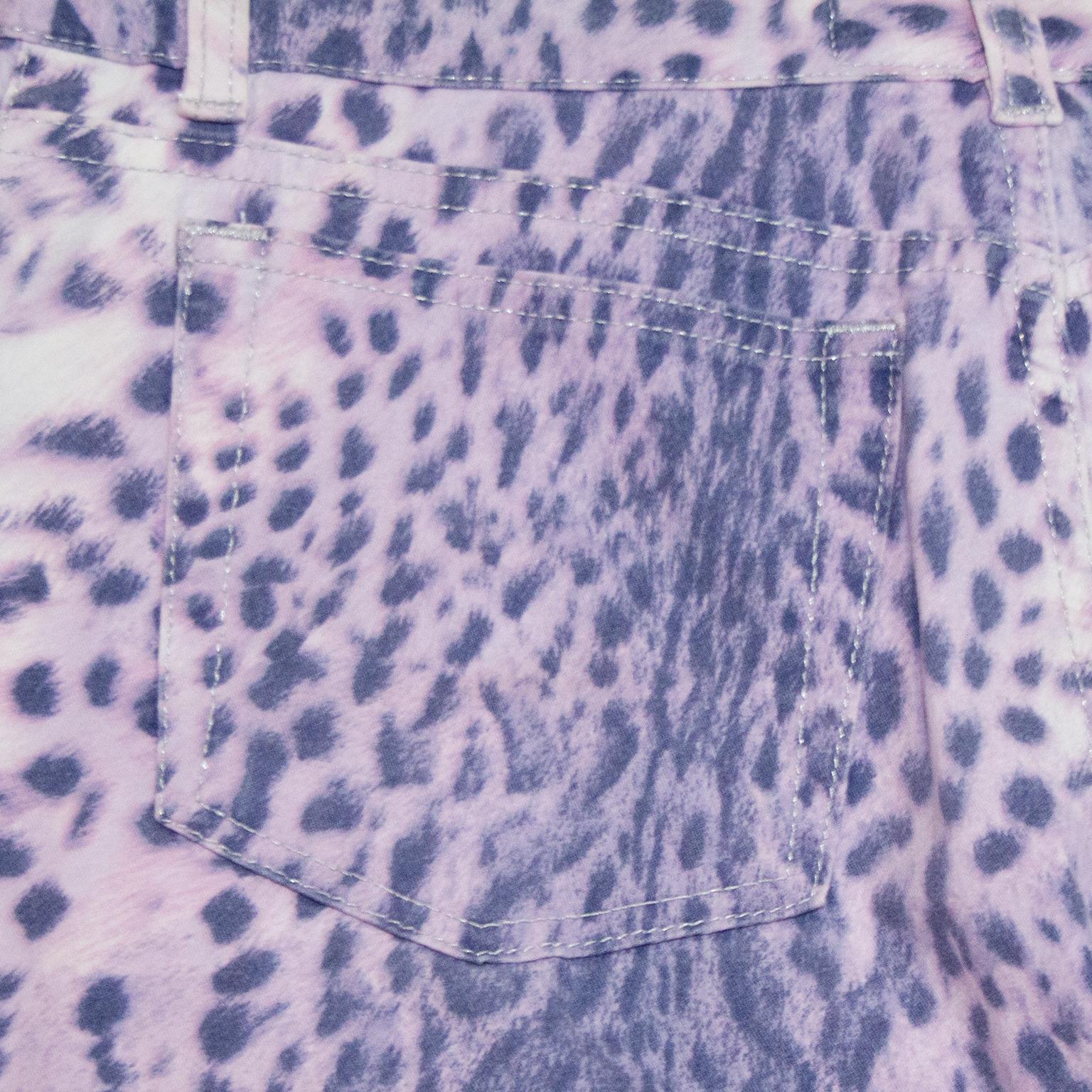 1990er Roberto Cavalli Lila Leoparden-Jeans im Zustand „Gut“ im Angebot in Toronto, Ontario