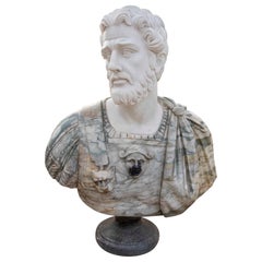 Busto romano de los años 90 en mármol tallado con armadura y detalles en varios colores