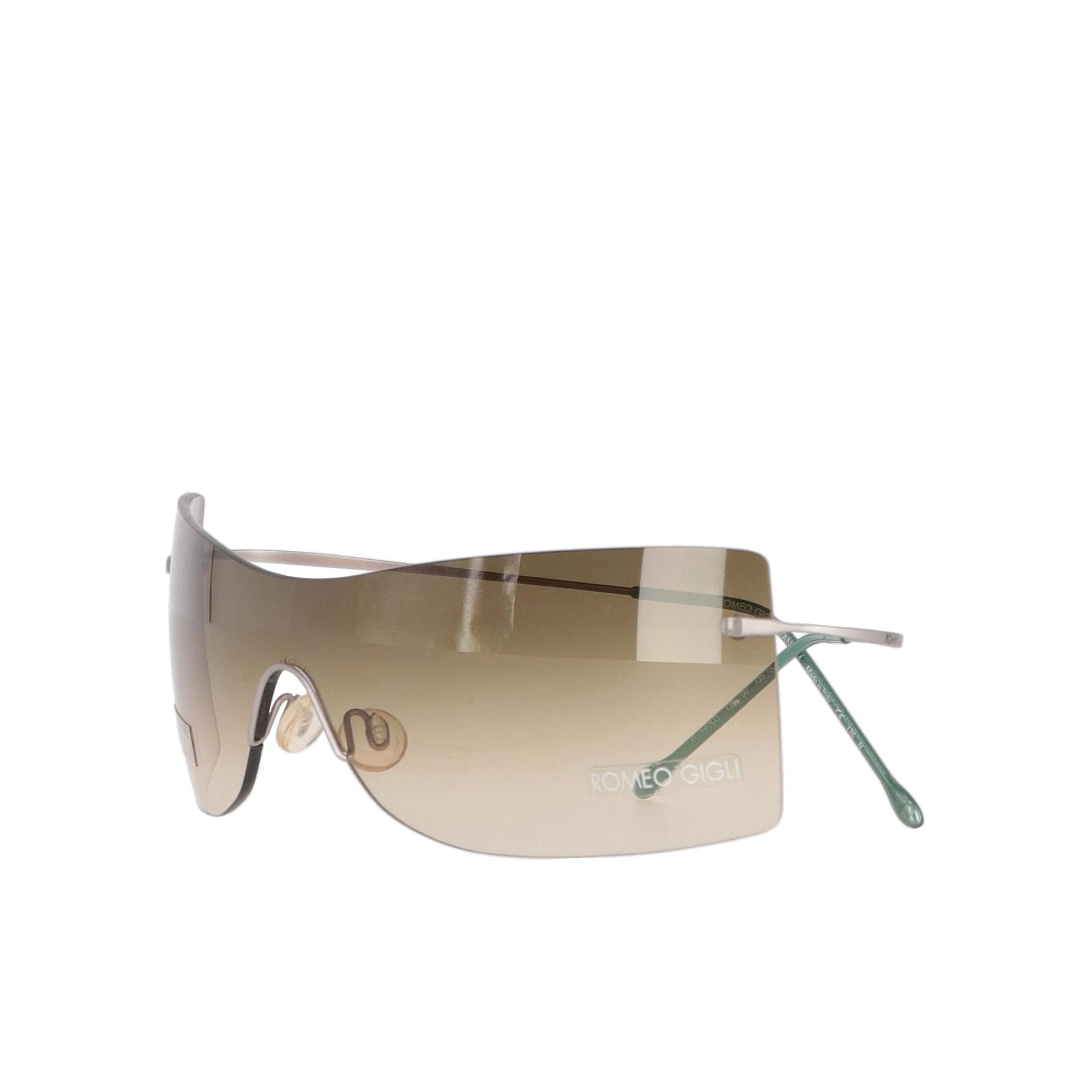 Romeo Gigli beige mask sunglasses with thin titanium temples.

Please note, this item cannot be shipped to the US.
Years: 90s

Made in Italy

Width: 15,5 cm
Height: 4 cm