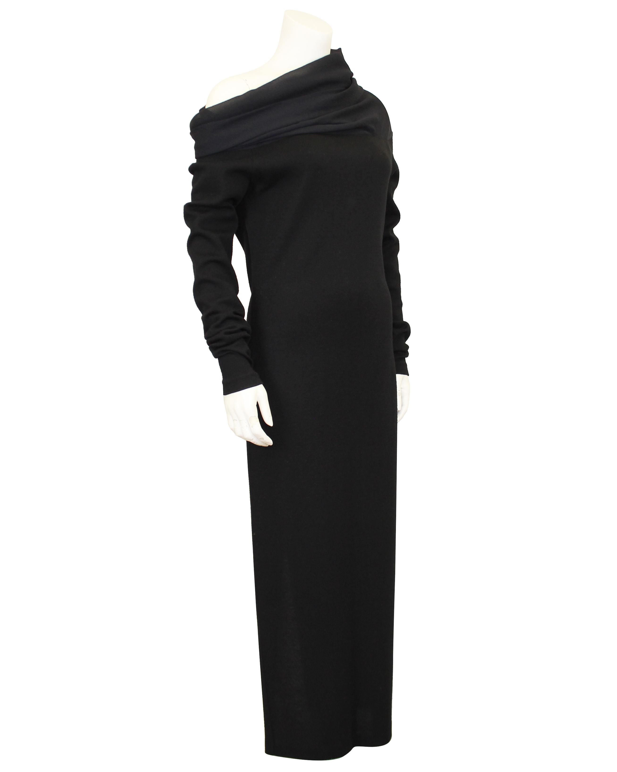 Impresionante vestido de punto de lana negro de los años 90 de Romeo Gigli, con cuello asimétrico de gasa a juego. El look es desenfadado y elegante para el día o para un cóctel, dependiendo de los accesorios. Se ajusta al cuerpo con elasticidad
