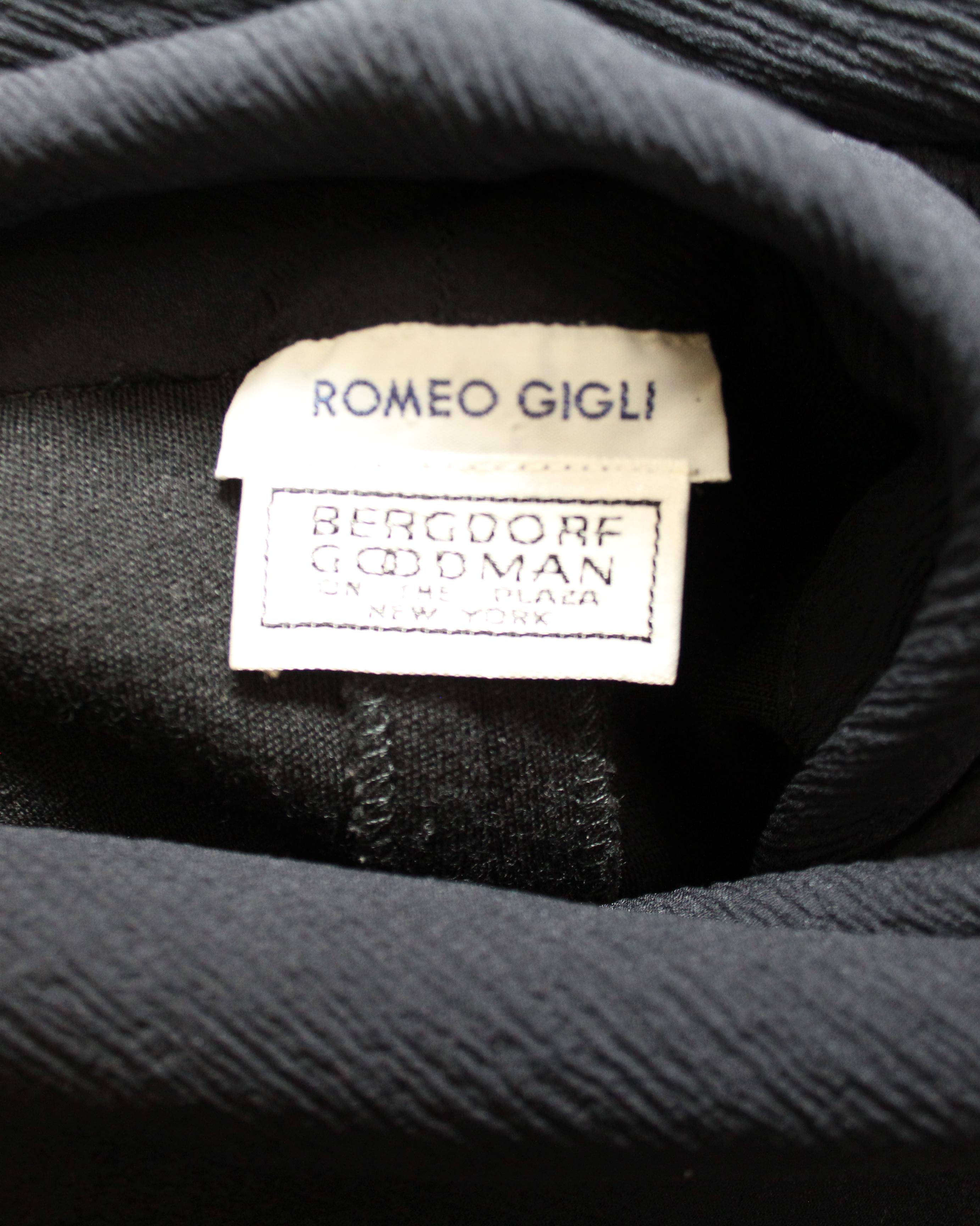 1990 Romeo Gigli Vestido Body Con de Jersey de Lana Negro con Cuello de Gasa en venta 2