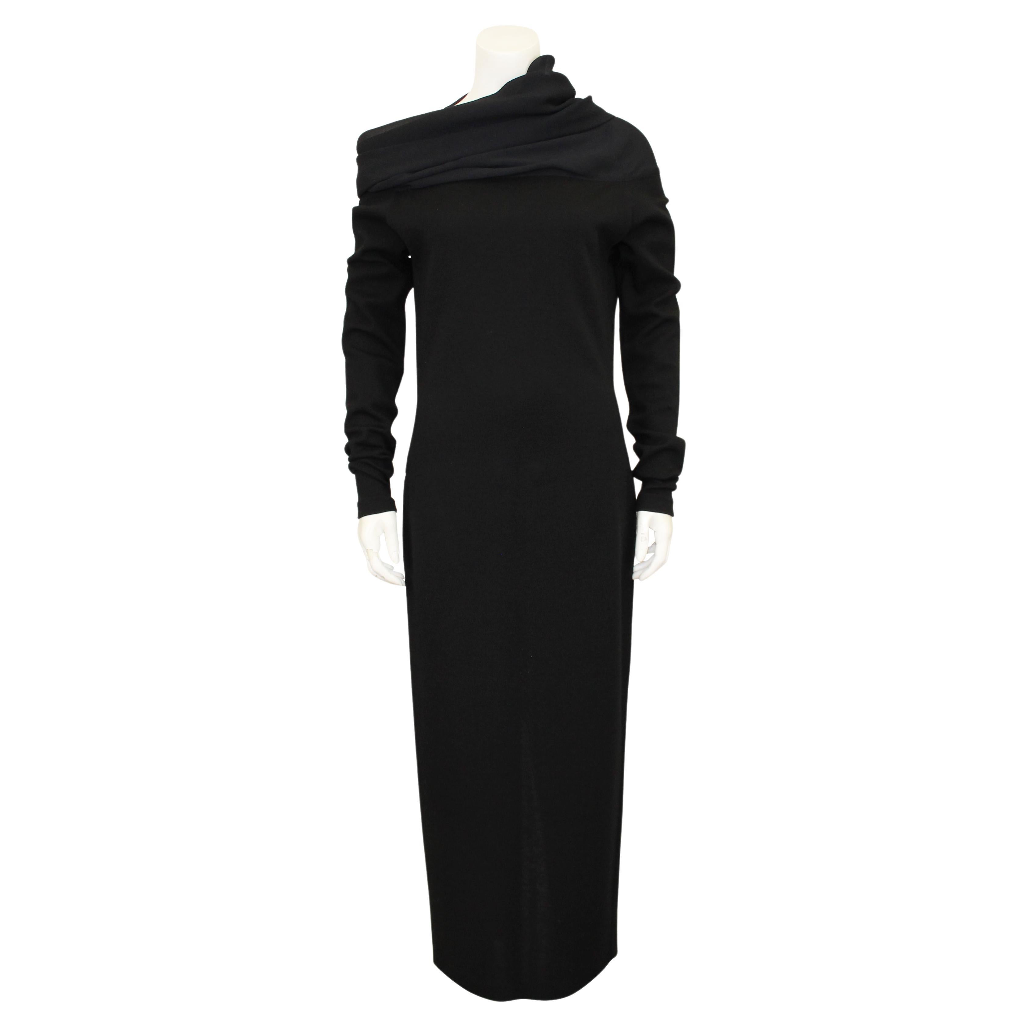 1990 Romeo Gigli Vestido Body Con de Jersey de Lana Negro con Cuello de Gasa en venta