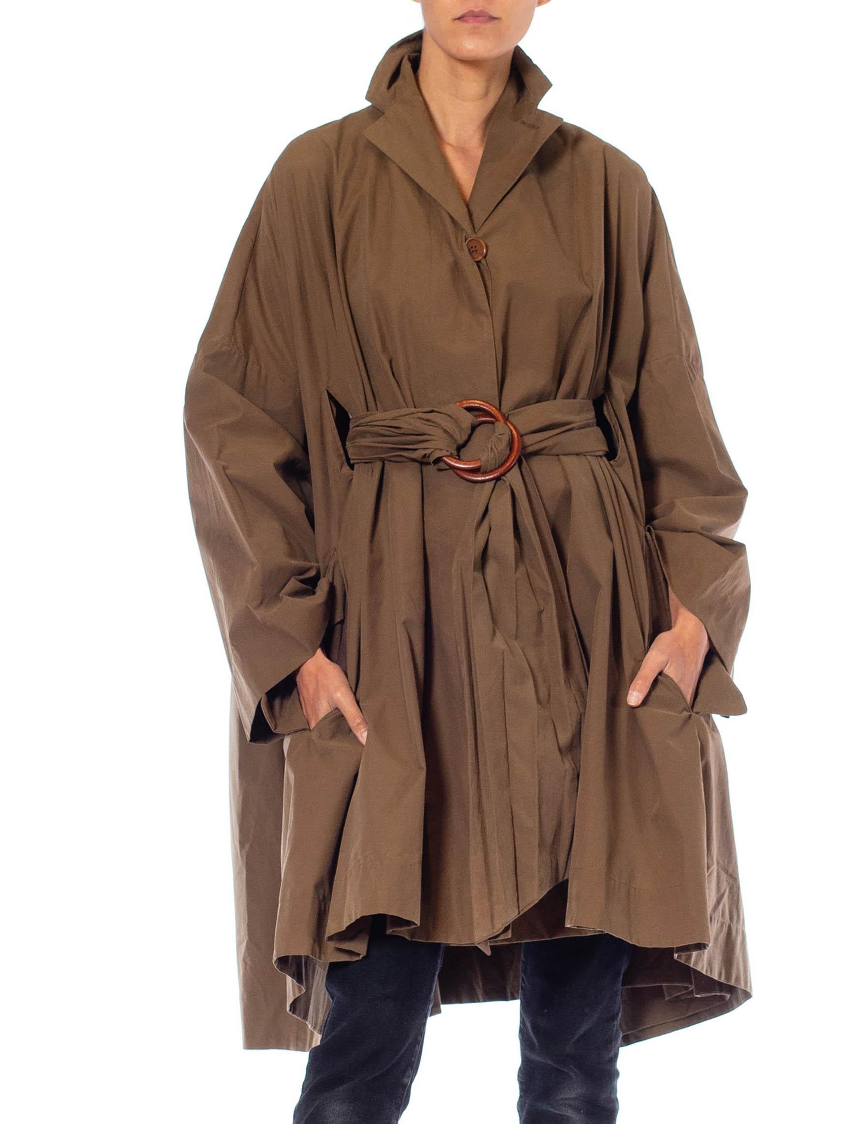 1990S ROMEO GIGLI Camel Brown Cotton Swing Back Trench Coat With Belt In Excellent Condition For Sale In New York, NY