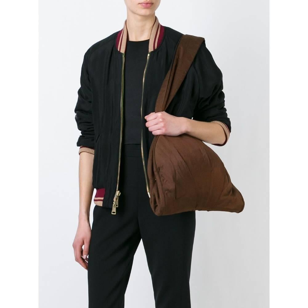 Romeo Gigli shoulder bag in brown cotton with a half moon shape with two handles, logo embroidered, zip closure and metal tie, lined interior of the same fabric and color with a zip pocket.

The bag has slight signs of wear on the fabric as shown in