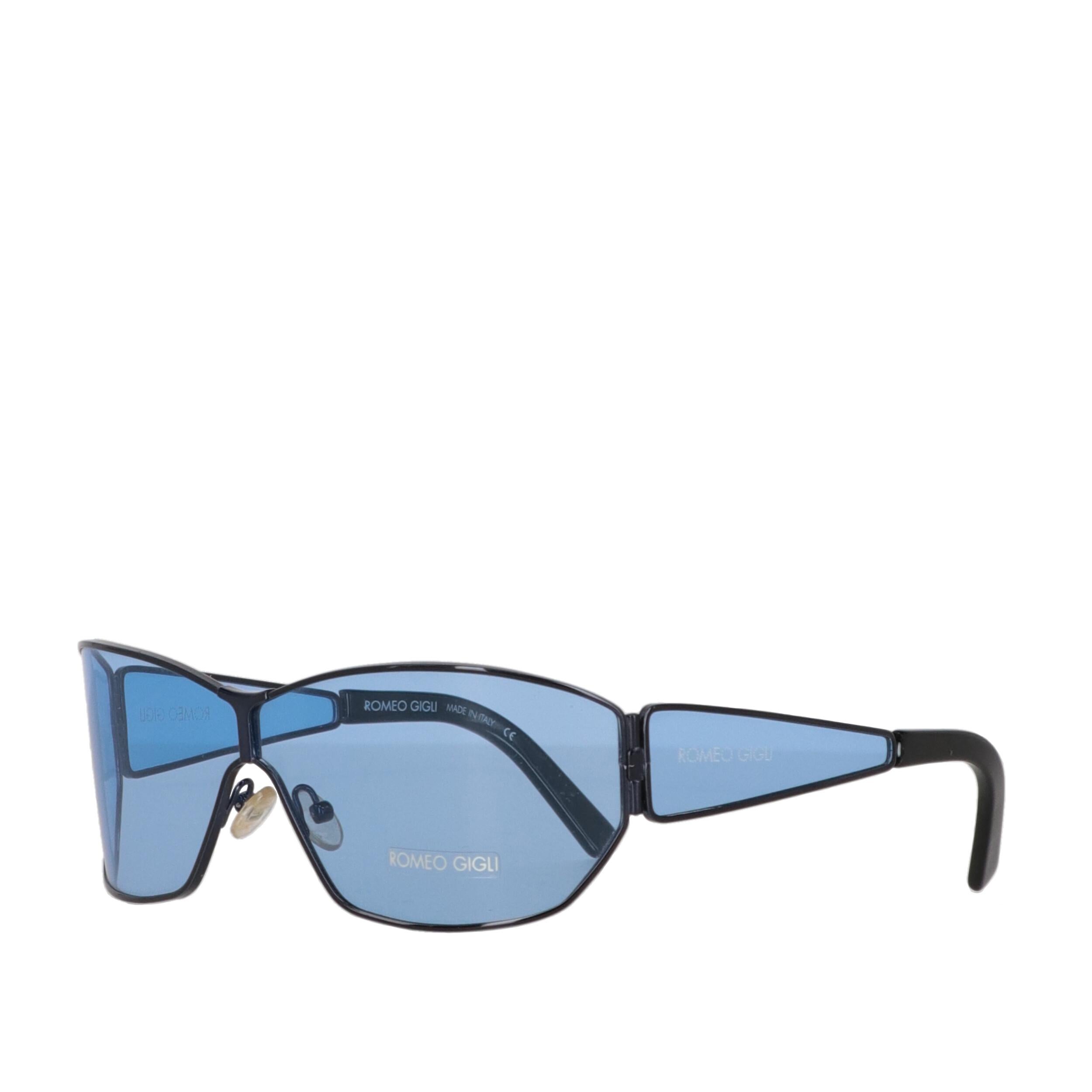 Romeo Gigli light blue sunglasses with dark-tone metal frame and wraparound curved lenses.
Please note, this item cannot be shipped to the US.

Years: 90s
Made in Italy

Width: 14,5 cm
Height: 4,5 cm