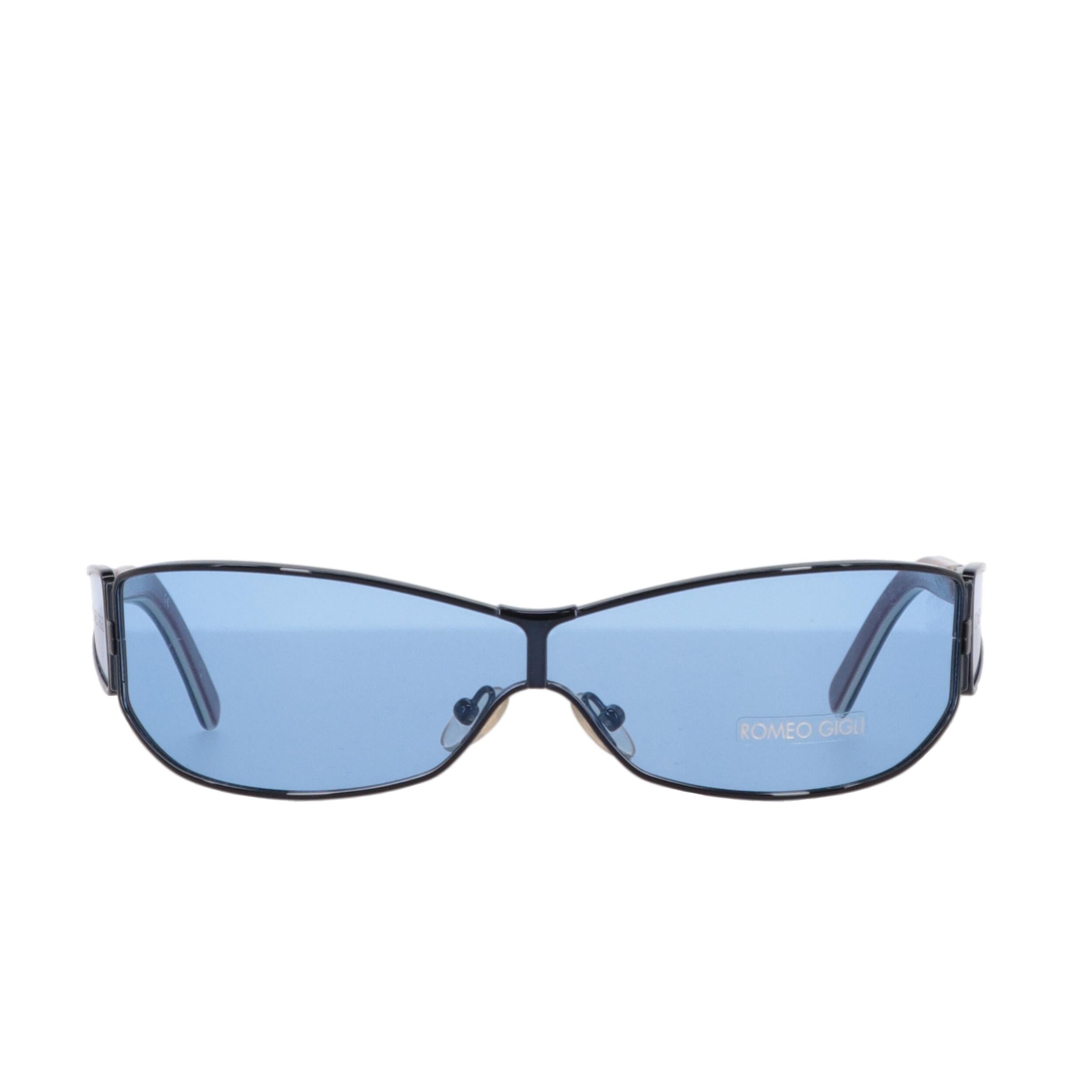 Romeo Gigli light blue sunglasses with dark-tone metal frame and wraparound curved lenses.

Please note, this item cannot be shipped to the US.

Years: 90s

Made in Italy

Width: 13 cm
Height: 3,5 cm