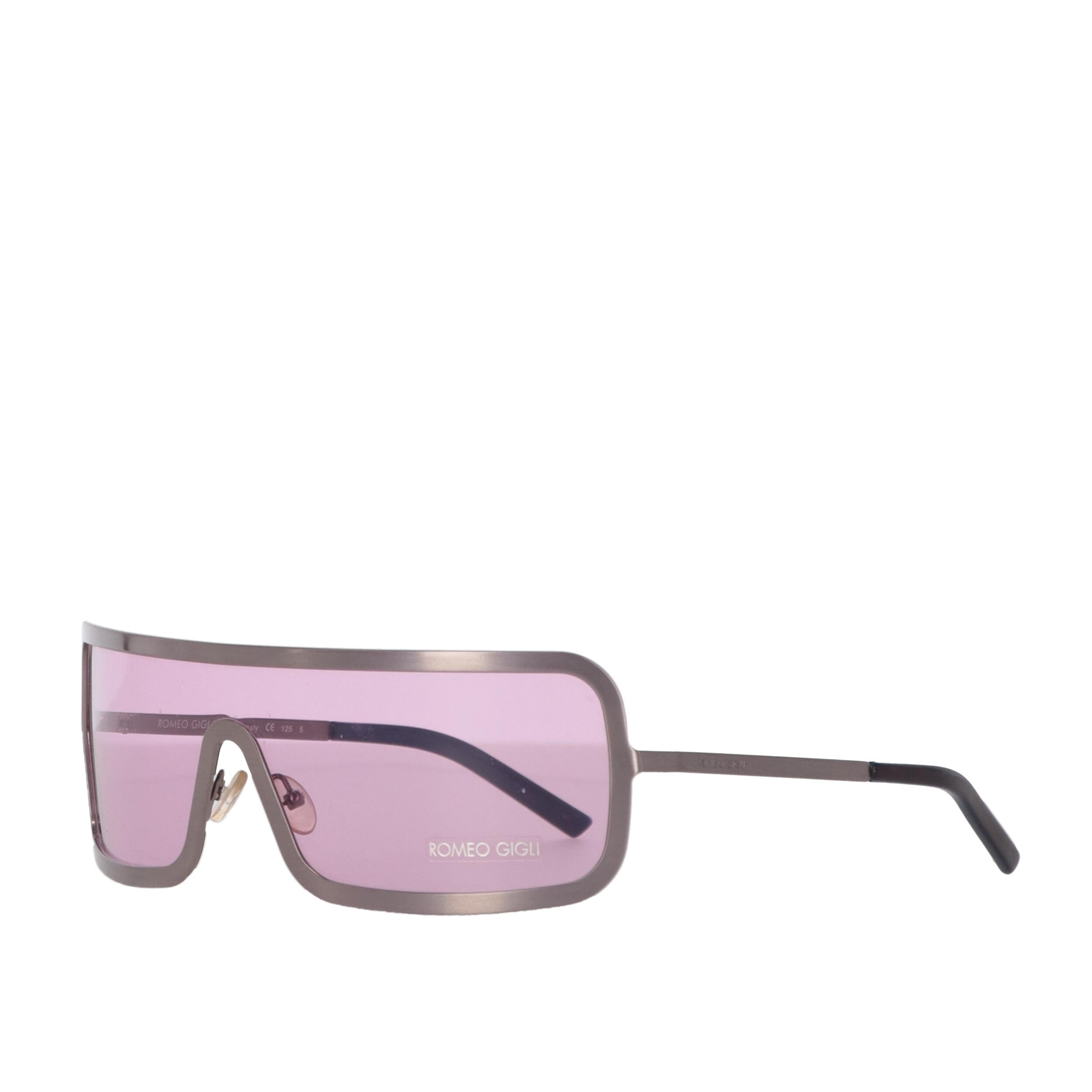 Romeo Gigli pink mask sunglasses with slightly curved lenses and flat pink-tone metal temples.
Please note, this item cannot be shipped to the US.

Years: 90s
Made in Italy

Width: 15,5 cm
Height: 4,7 cm