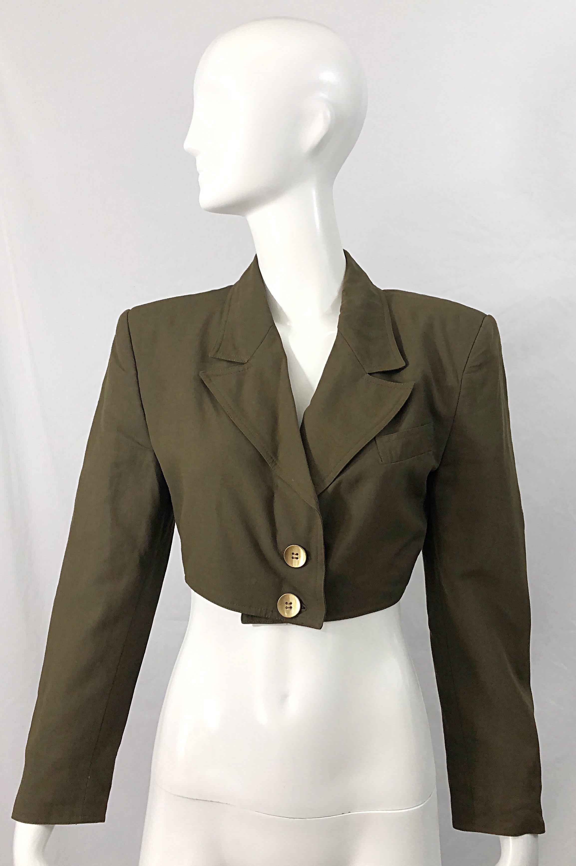 Chic 1990s ROMEO GIGLI army hunter green rayon and wool cropped blazer jacket ! The perfect army green color will match everything, and is perfect all year. Lightweight soft fabric. Great layered or alone. Fully lined.
60% Rayon
40% Wool
In great