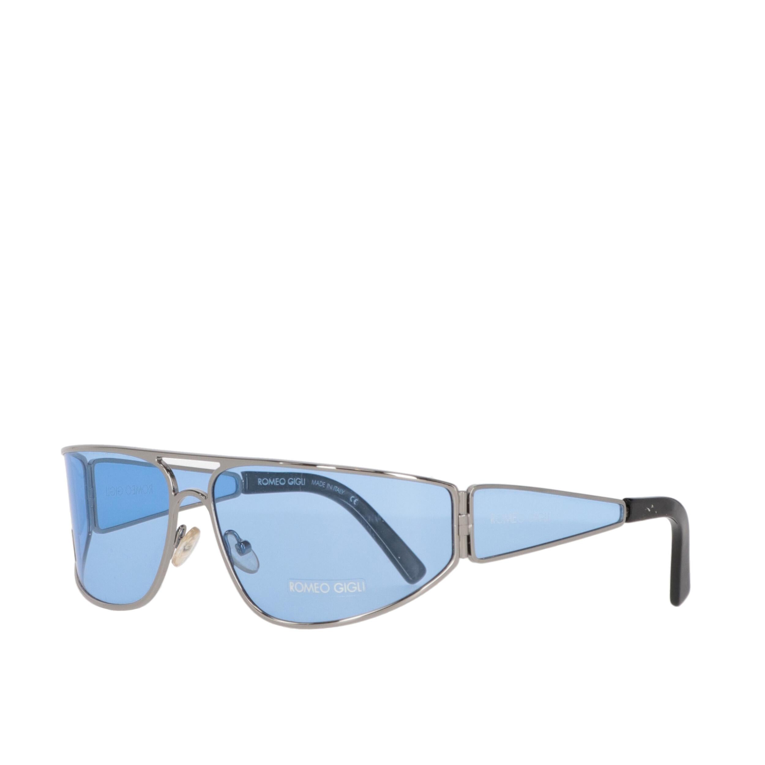 Romeo Gigli light blue mask glasses. Silver metal frame and rounded and wrap around lenses.

Please note, this item cannot be shipped to the US.

Years: 90s

Made in Italy

Width: 14 cm
Height: 4,5 cm