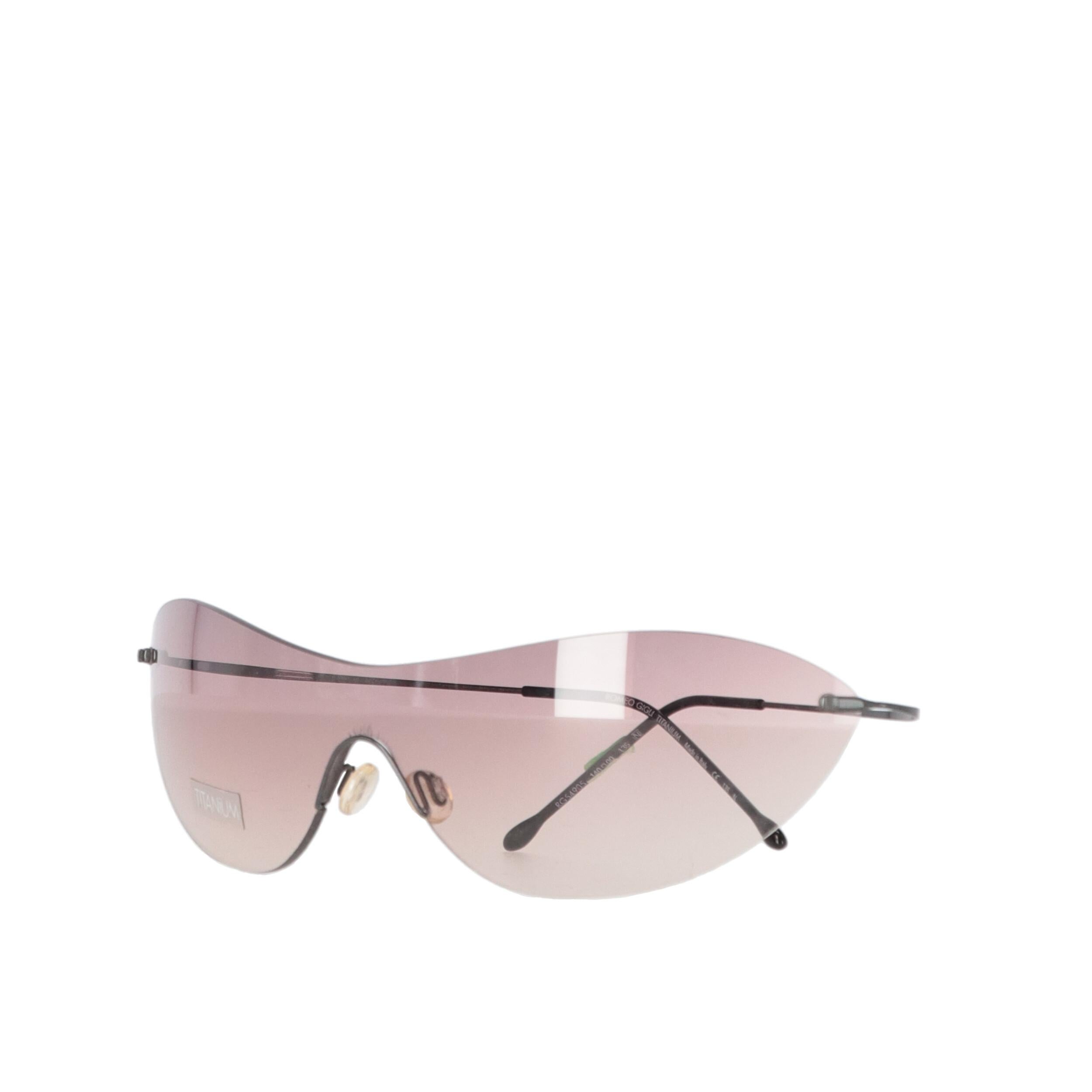 Romeo Gigli pink mask glasses with rounded lenses and and thin titanium temples.

Please note, this item cannot be shipped to the US.
Years: 90s

Made in Italy

Width: 17 cm
Height: 4 cm