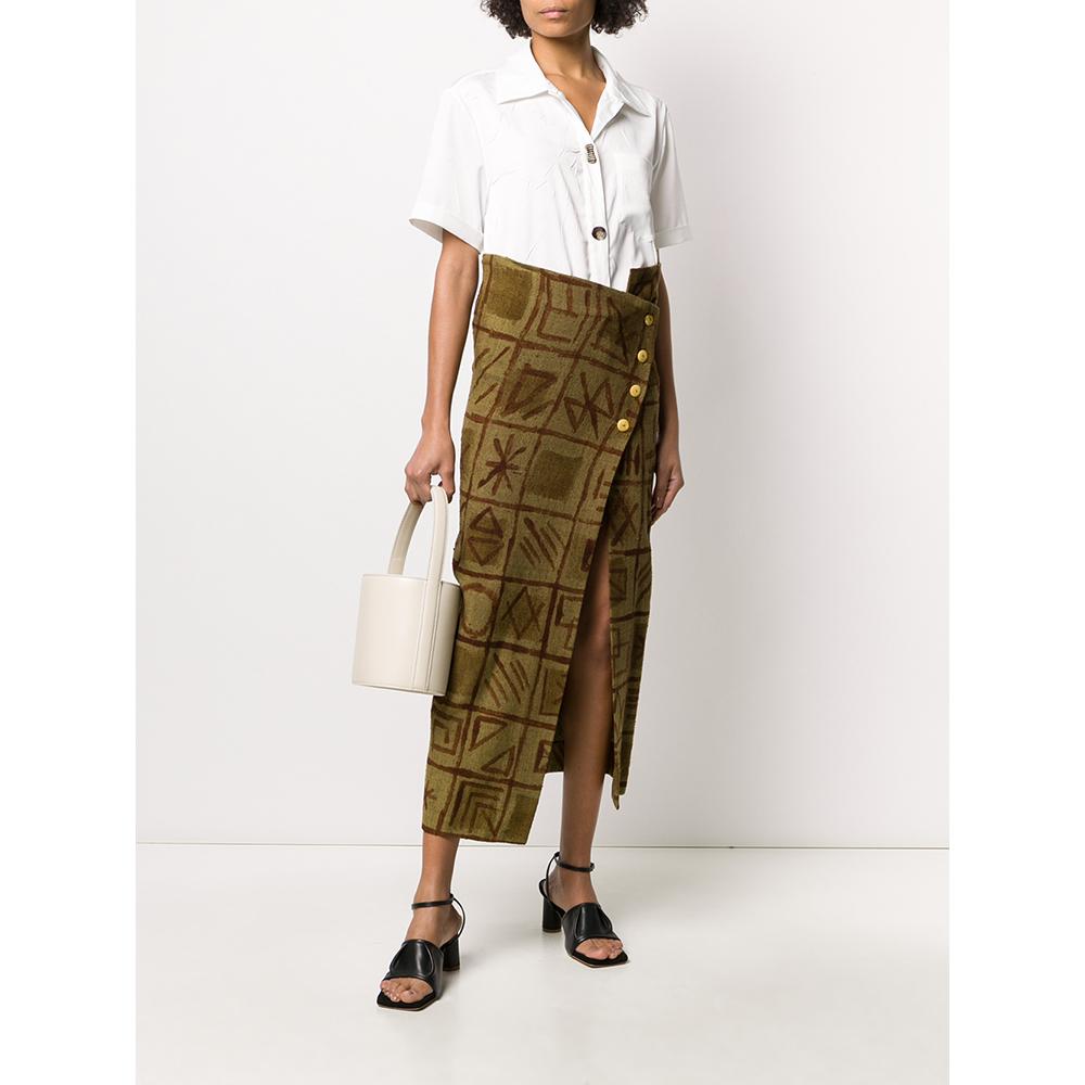 A.N.G.E.L.O. Vintage - ITALY

Romeo Gigli light brown silk with dark brown ethnic pattern skirt. Straight model with a high waist. Off-center closure with four buttons and deep front slit.

This item belongs to a deadstock, it has never been worn