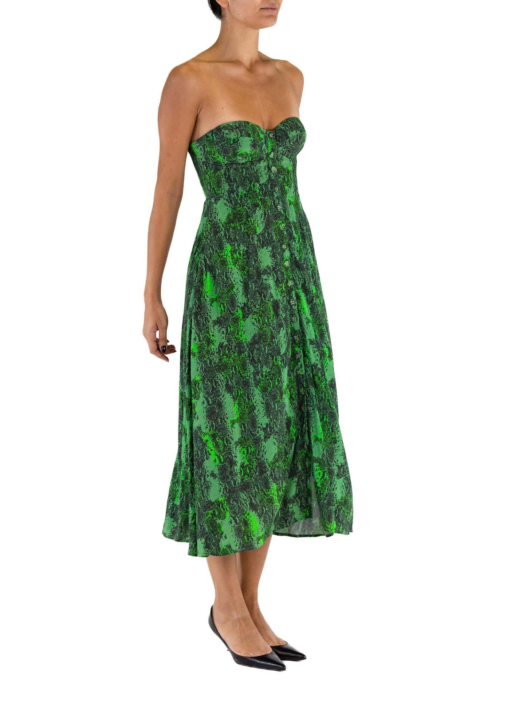 ROTATE Grünes Rayon, 1990er-Jahre  Trägerloses Bustierkleid mit Schlangenmuster und Taschen im Zustand „Hervorragend“ im Angebot in New York, NY