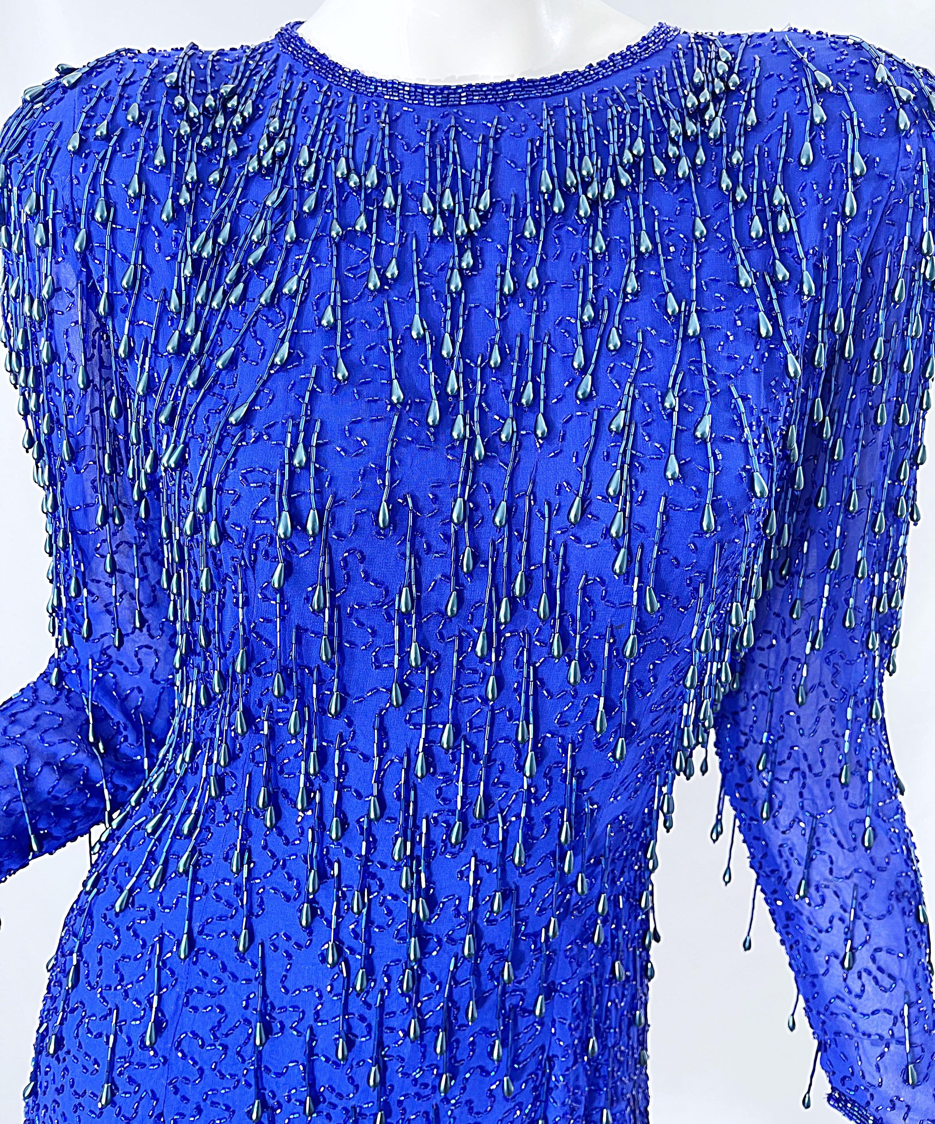 1990er Königsblaues Vintage 90er Jahre Kleid Gatsby aus Seide und Chiffon mit Perlen und Pailletten hinten offen (Blau) im Angebot