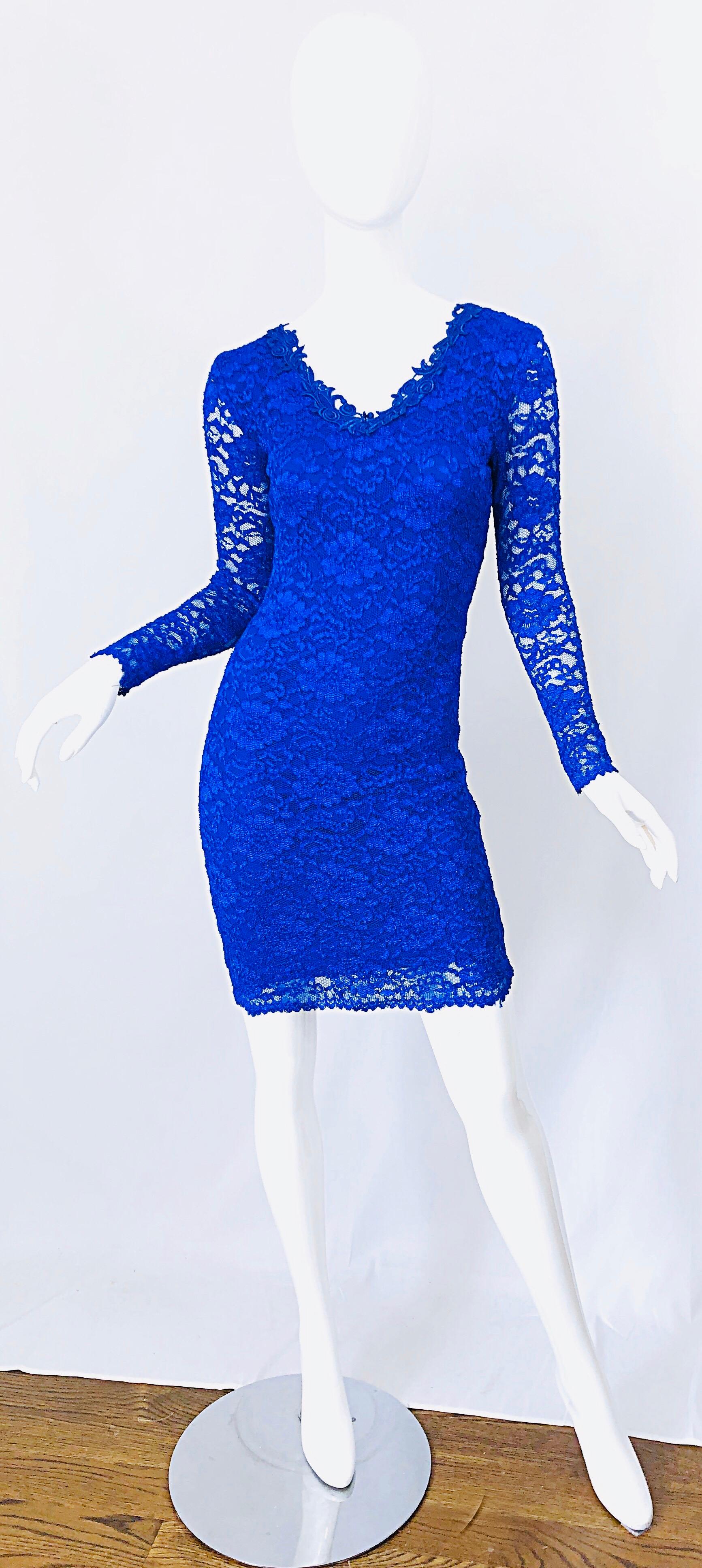Sexy und doch stilvoll 1990er Jahre königliche / kobaltblau Spitze lange Ärmel Bodycon Kleid! Die leuchtende Farbe Blau sieht auf jedem Hautton toll aus. Unterteil aus mattem Stretch-Jersey mit Spitzenüberzug und halbtransparenten Ärmeln. Verdeckter